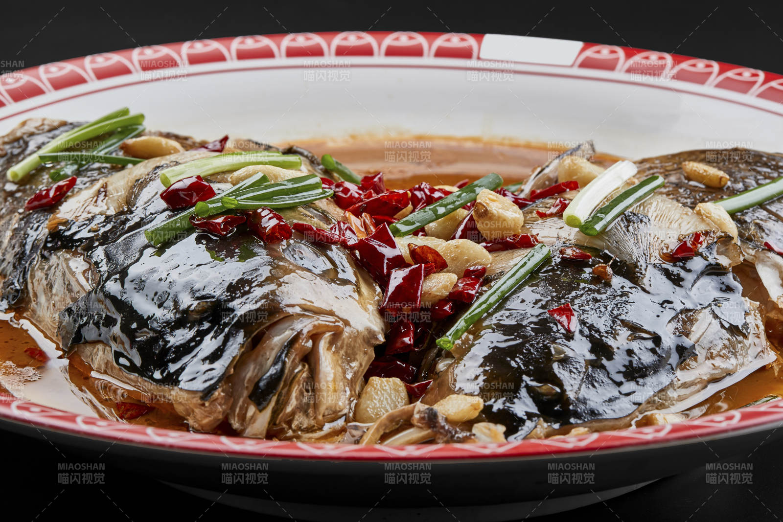 大瓷盤裝的醬香千島湖野生大鰱魚頭