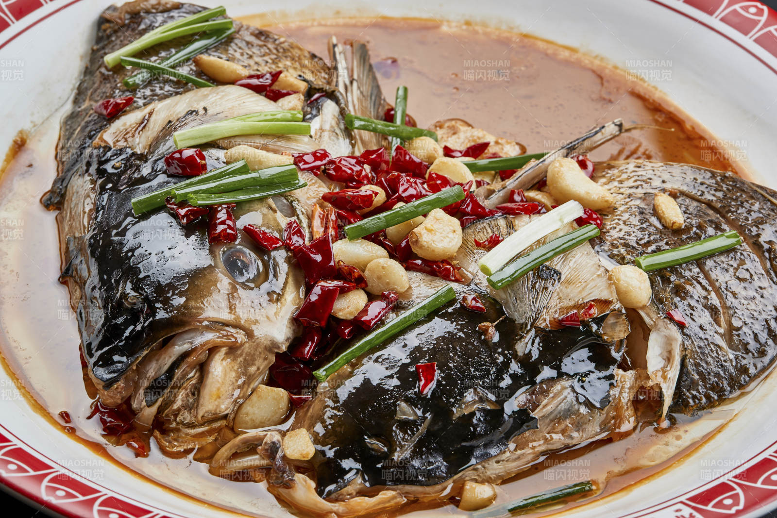 大瓷盤裝的醬香千島湖野生大鰱魚頭