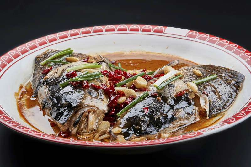 大瓷盘装的酱香千岛湖野生大鲢鱼头