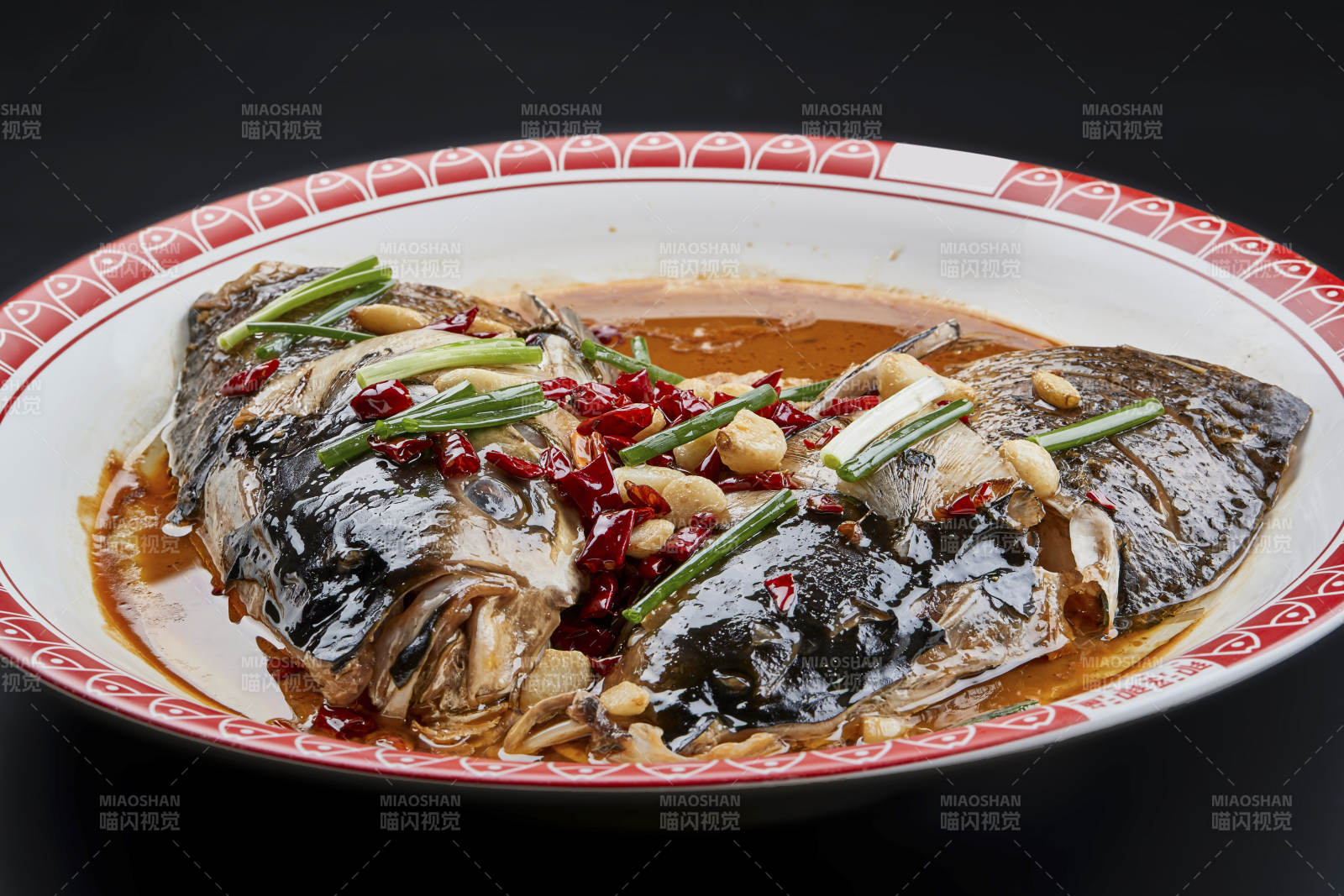 大瓷盤裝的醬香千島湖野生大鰱魚頭