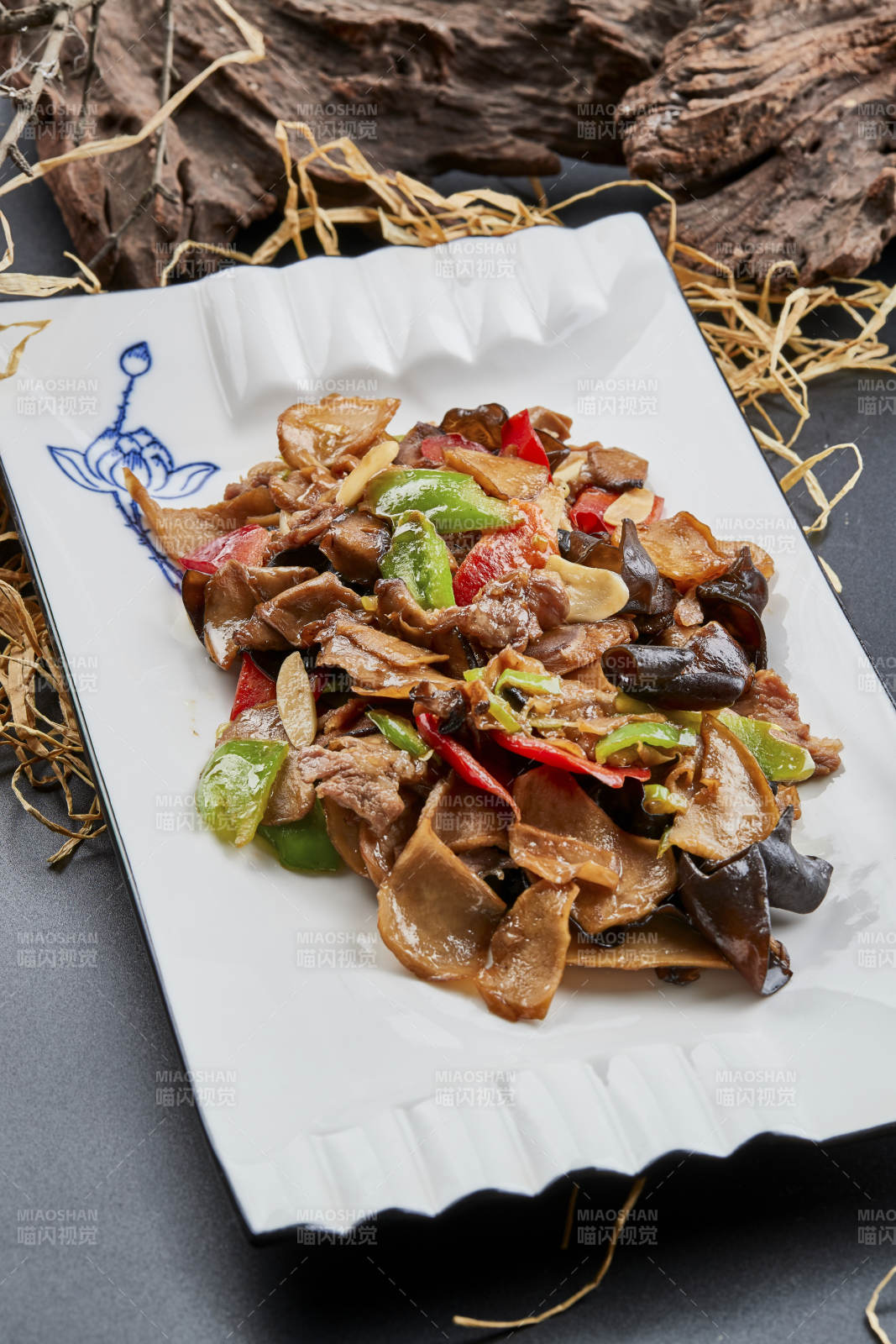 白色瓷盤裝的肉炒山珍雜菌