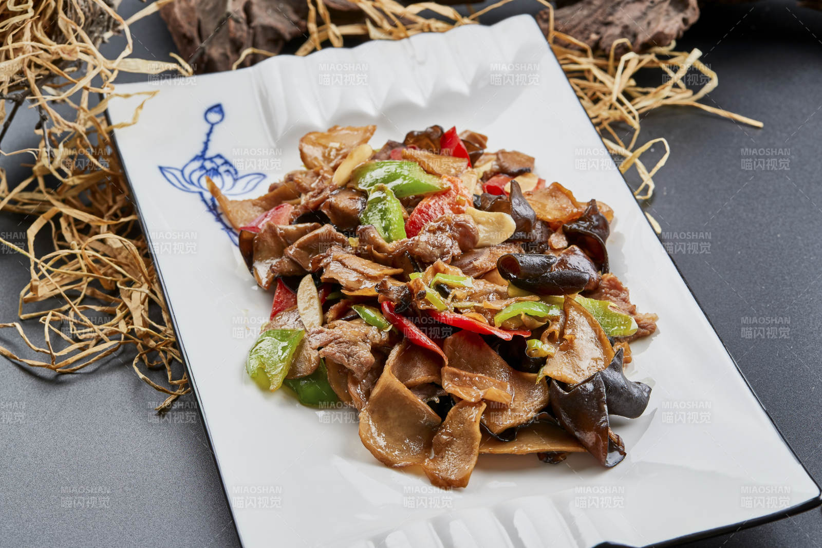 白色瓷盤(pán)裝的肉炒山珍雜菌