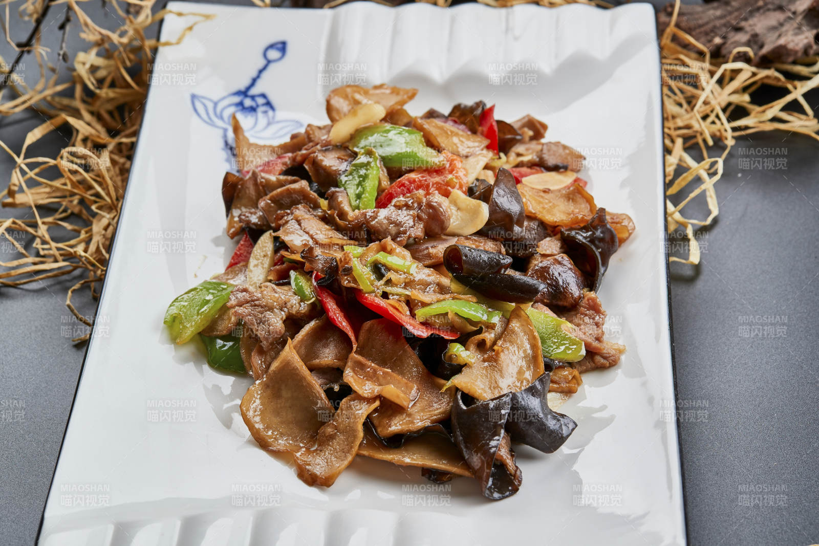 白色瓷盤裝的肉炒山珍雜菌