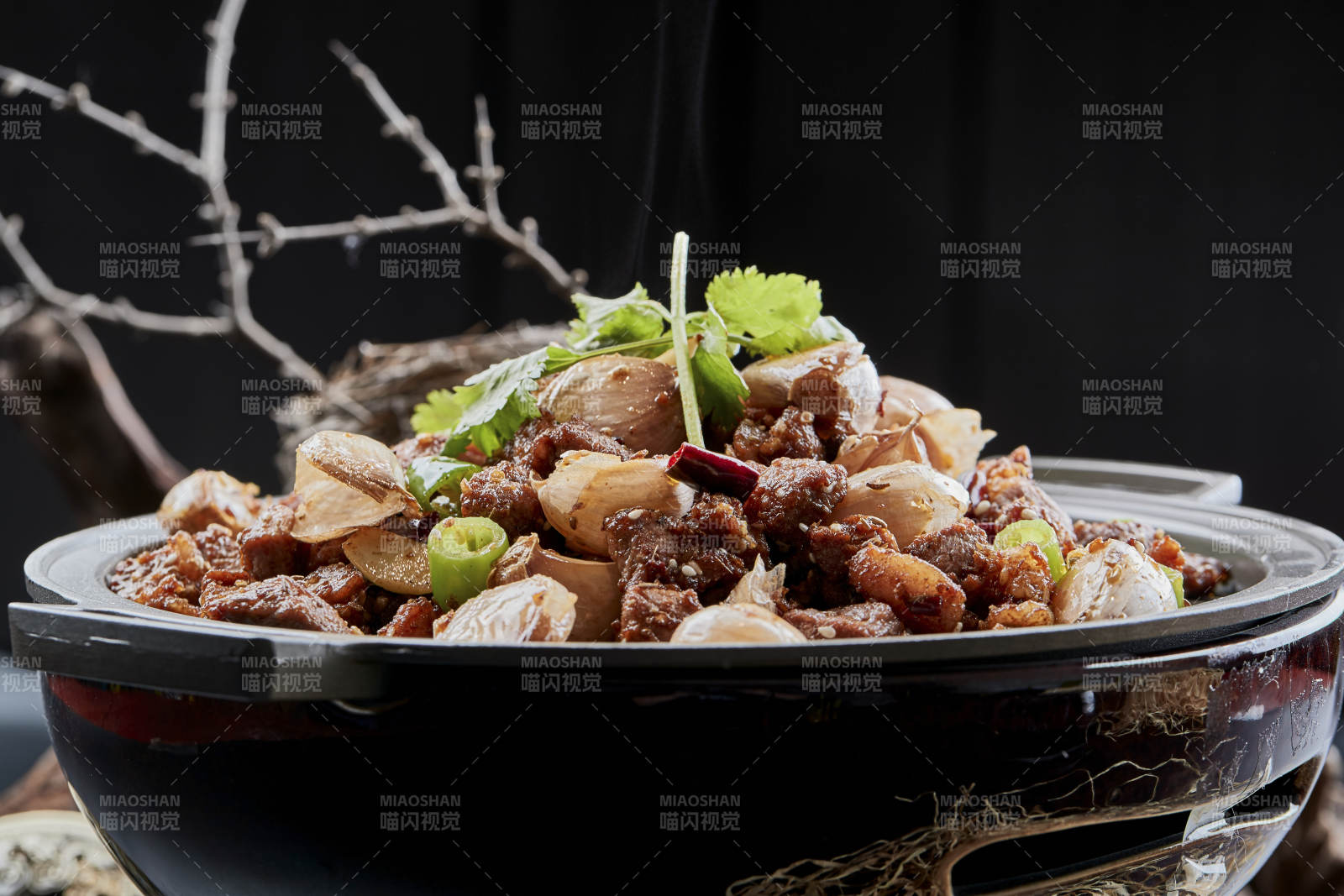 鐵板餐具裝的孜然毛蒜燒羊肉