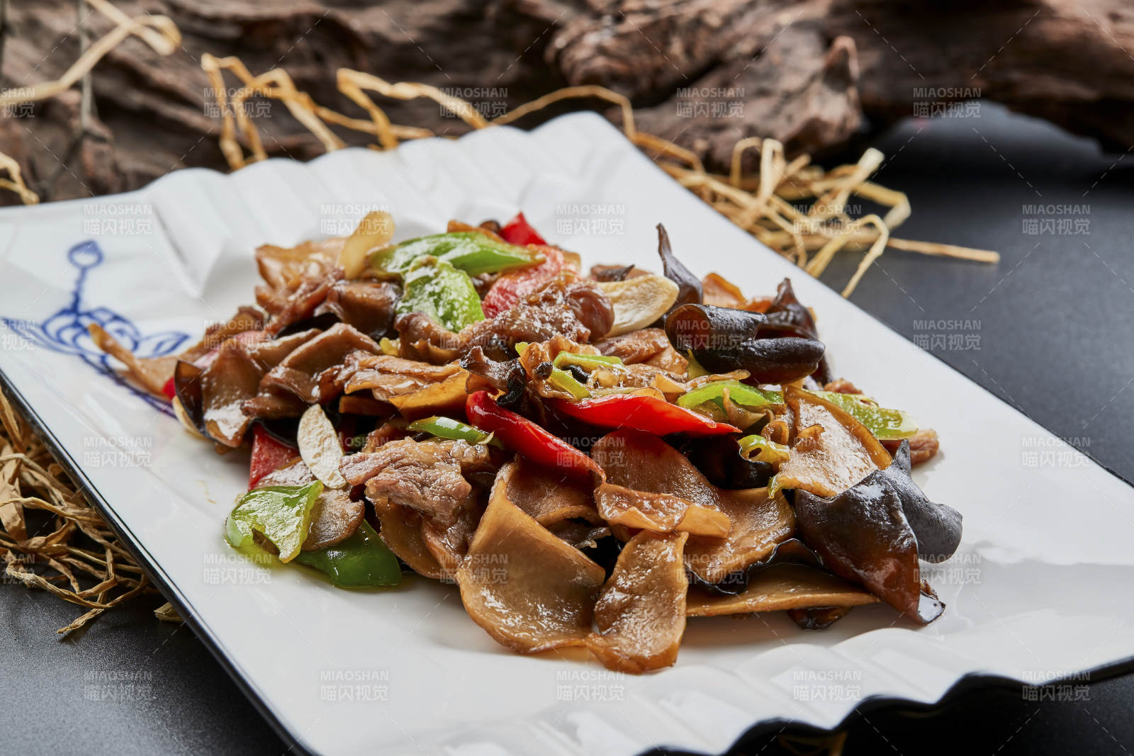 白色瓷盤裝的肉炒山珍雜菌