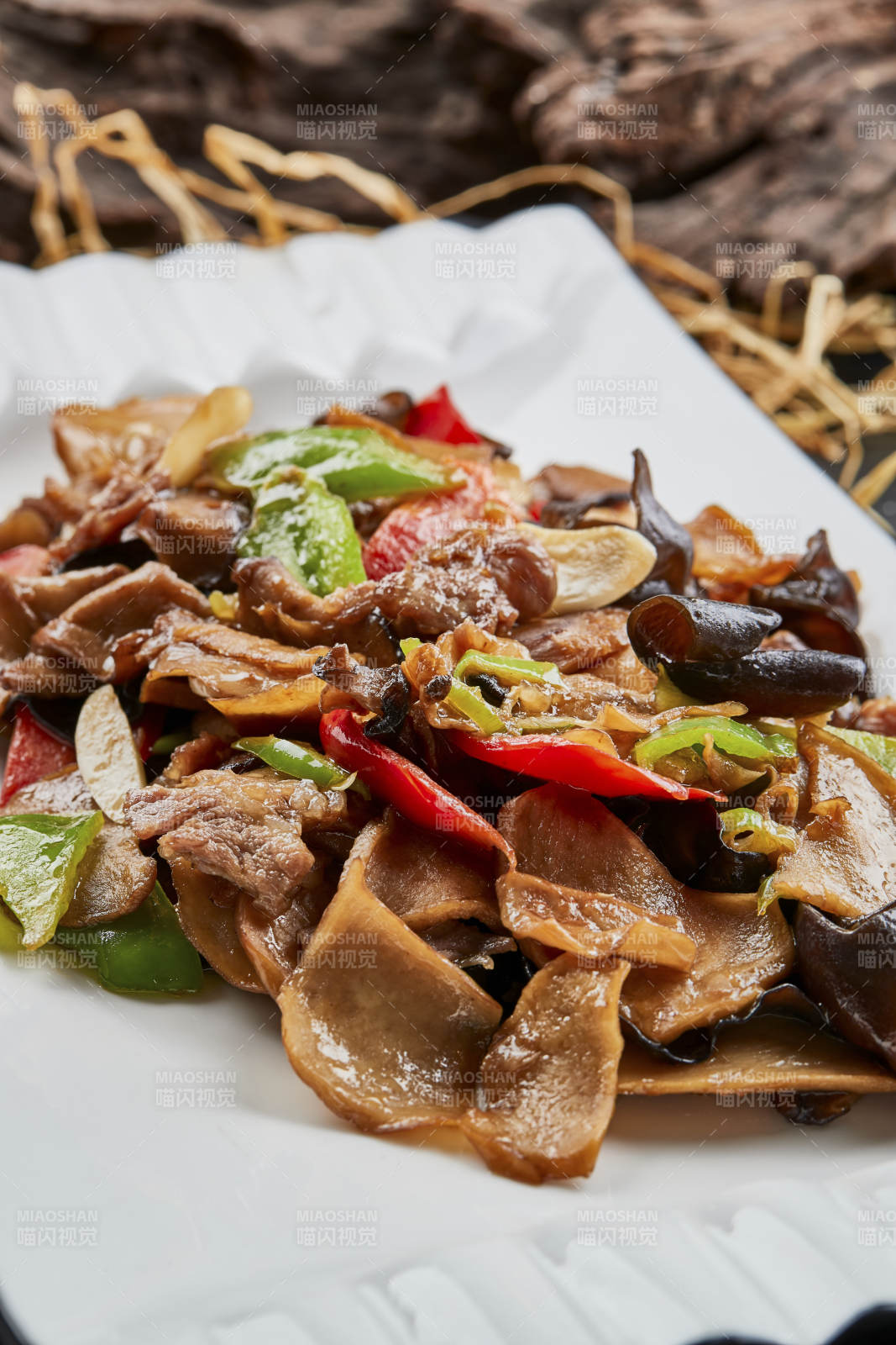 白色瓷盤裝的肉炒山珍雜菌