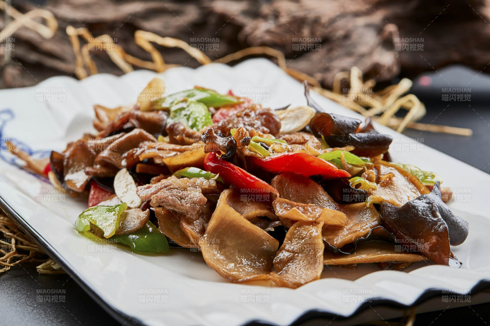 白色瓷盤裝的肉炒山珍雜菌
