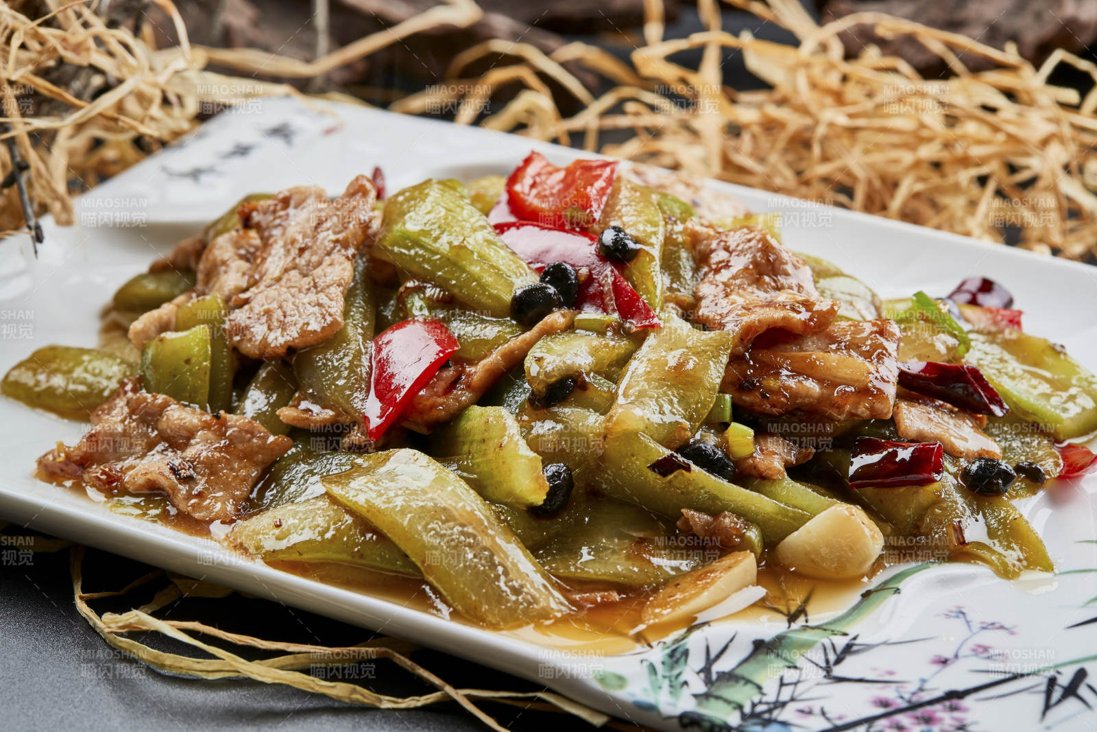 彩繪瓷盤裝的豬腹肉炒絲瓜