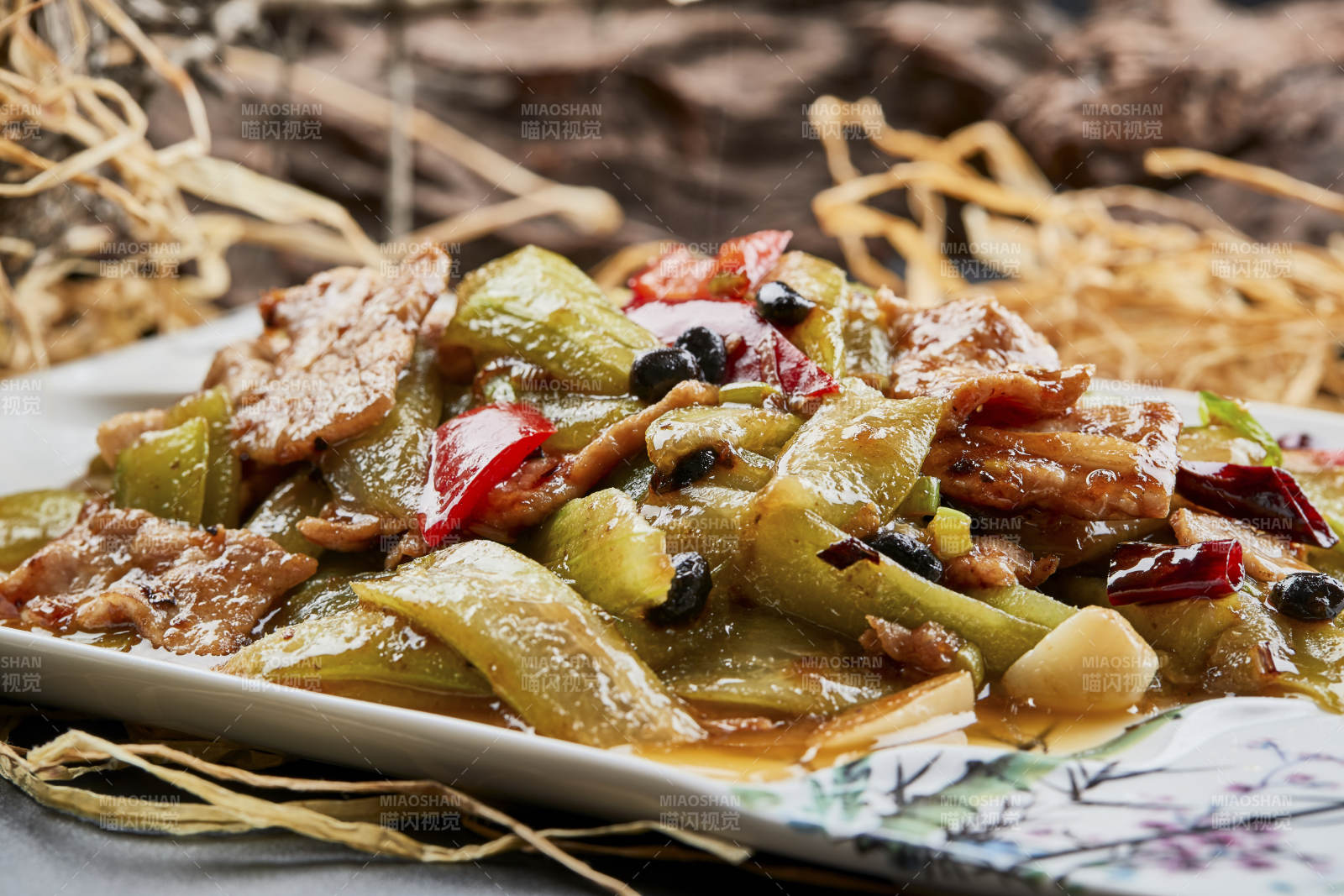 彩繪瓷盤裝的豬腹肉炒絲瓜