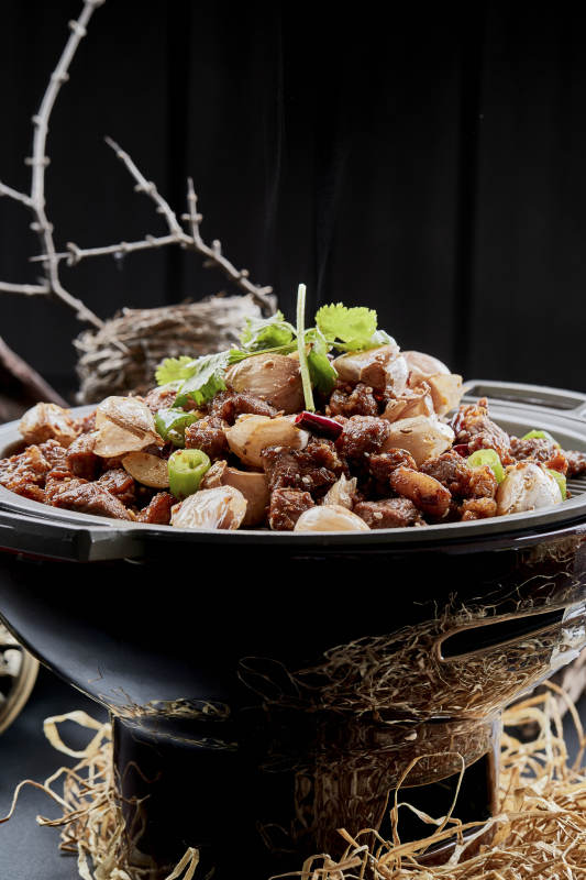 鐵板餐具裝的孜然毛蒜燒羊肉