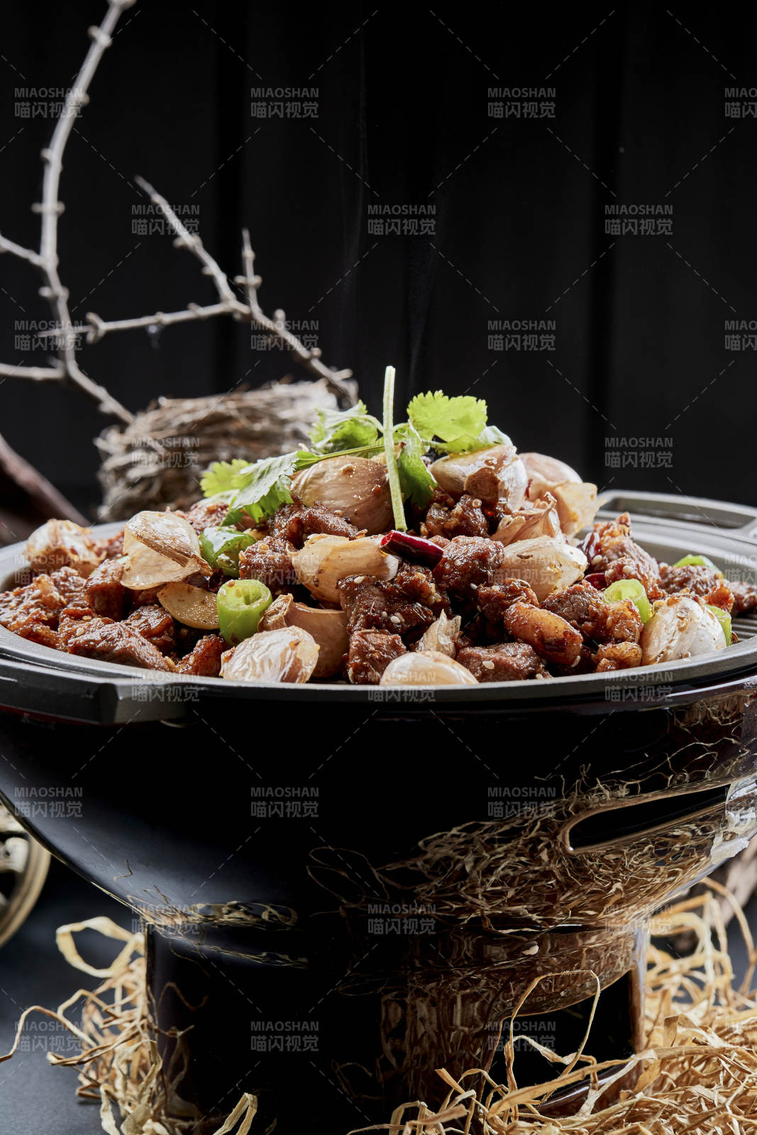 鐵板餐具裝的孜然毛蒜燒羊肉