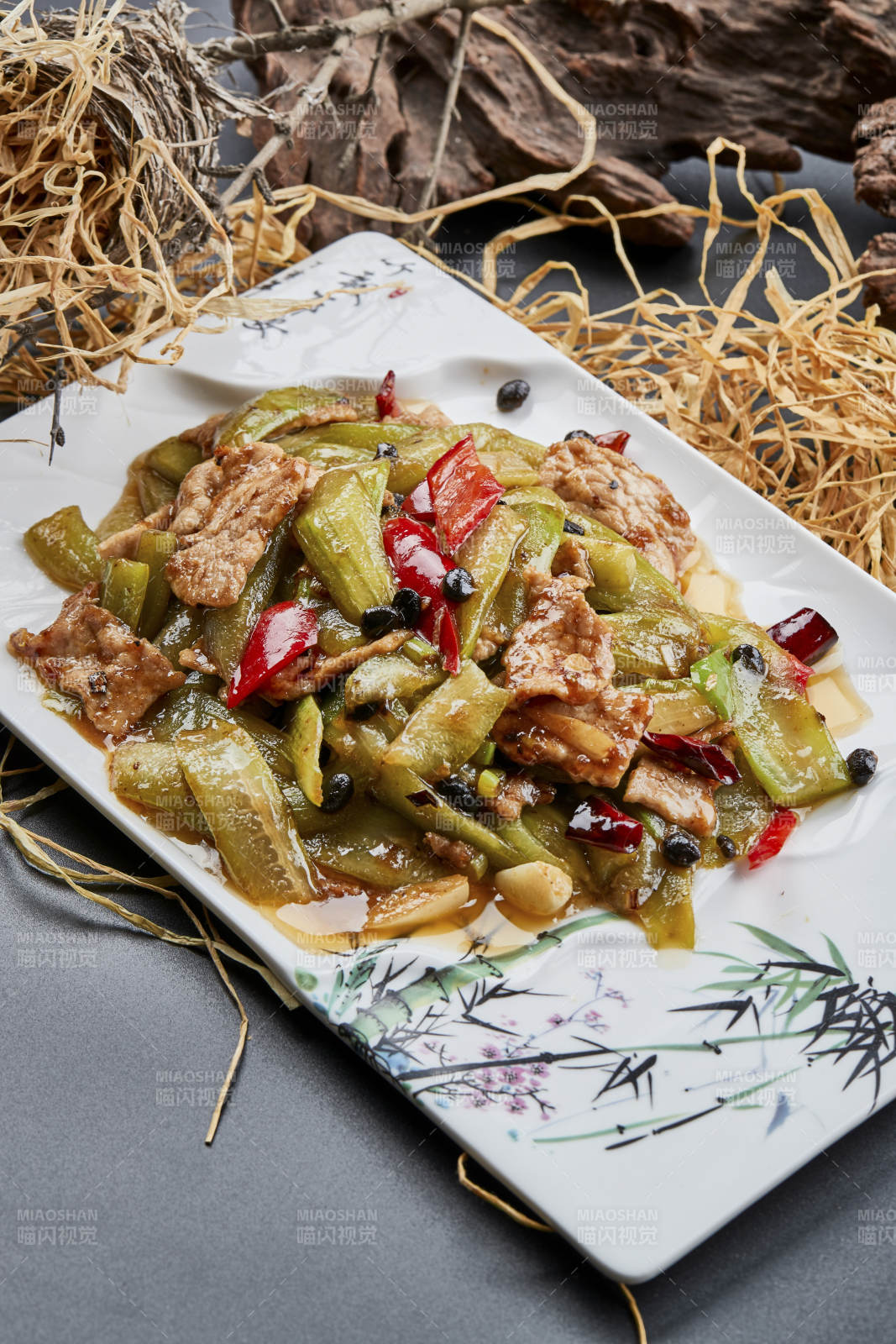 彩繪瓷盤裝的豬腹肉炒絲瓜