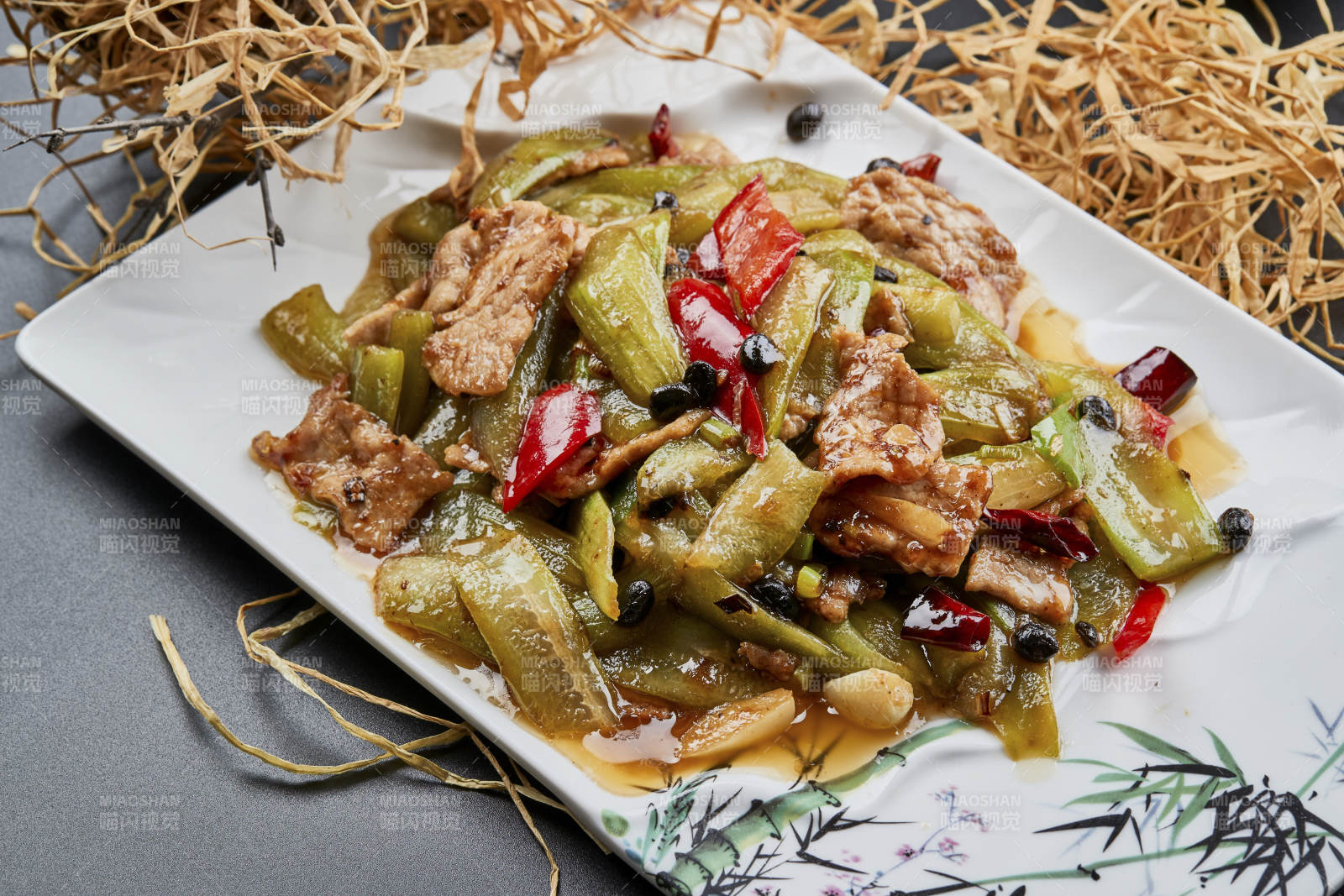 彩繪瓷盤裝的豬腹肉炒絲瓜