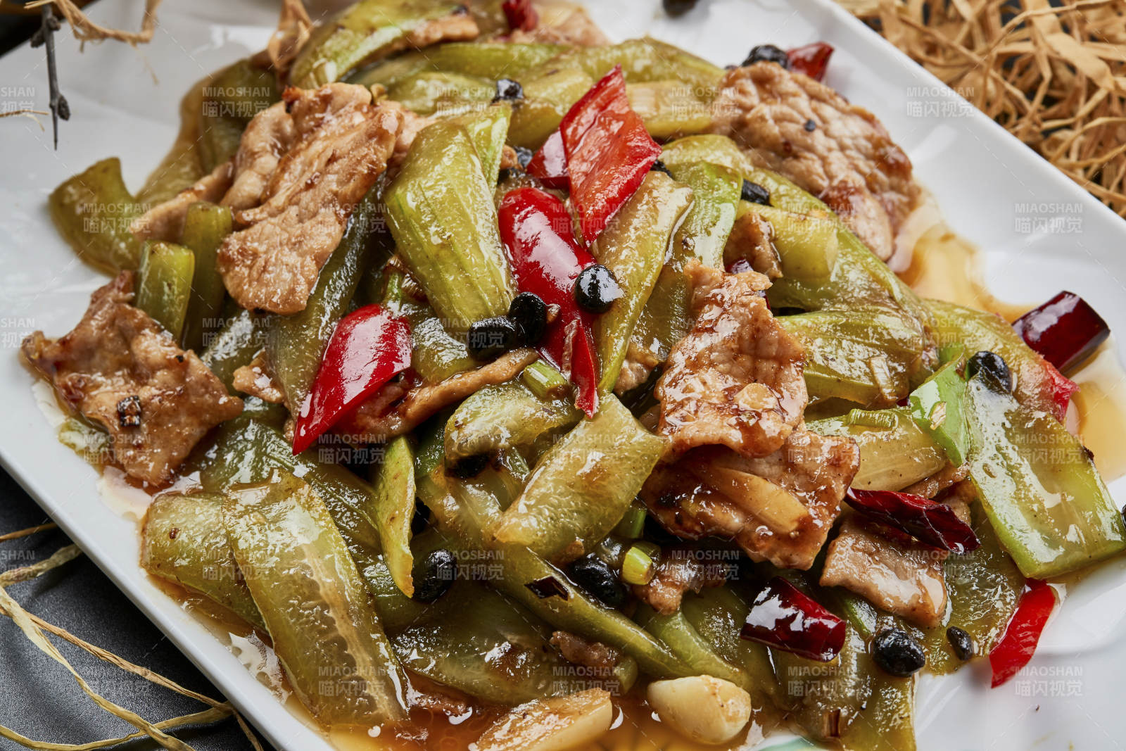 彩繪瓷盤裝的豬腹肉炒絲瓜