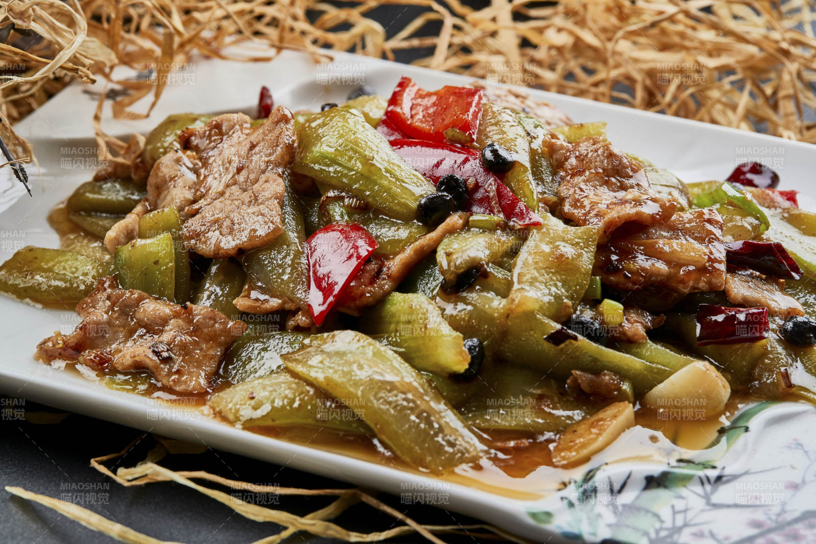 彩繪瓷盤裝的豬腹肉炒絲瓜