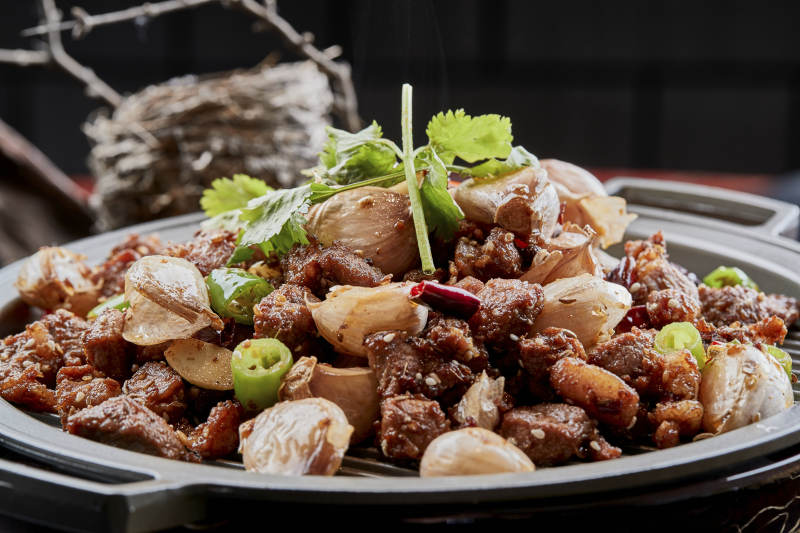 鐵板餐具裝的孜然毛蒜燒羊肉