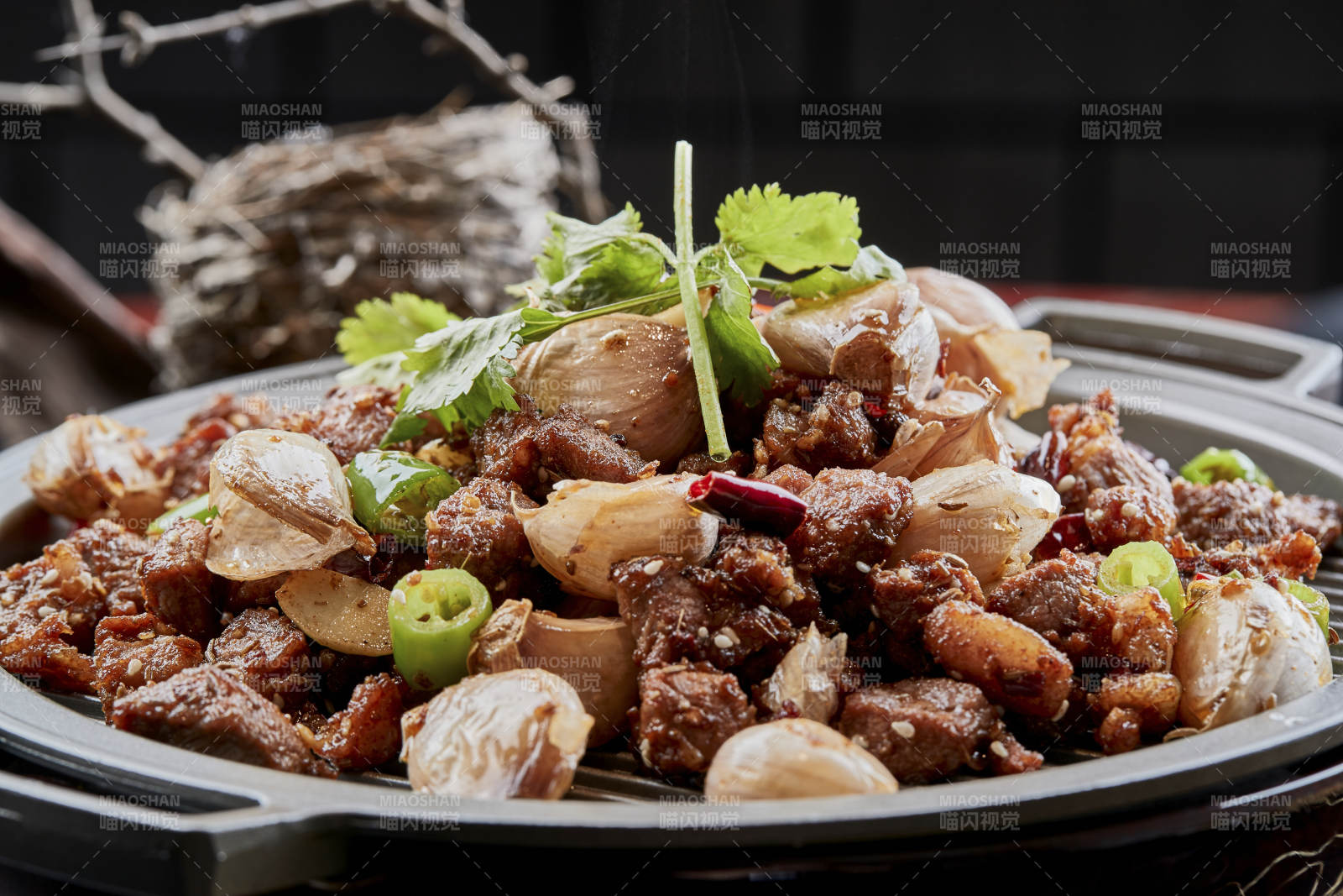 鐵板餐具裝的孜然毛蒜燒羊肉