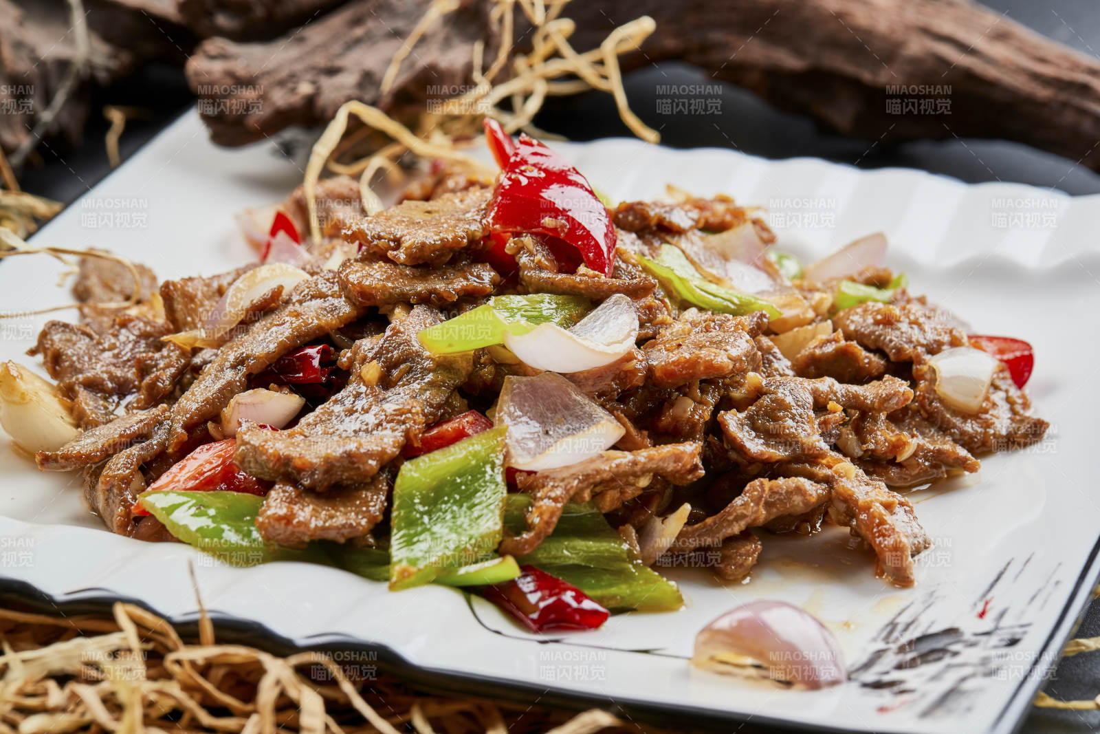 白瓷盤裝的京味熘肝尖