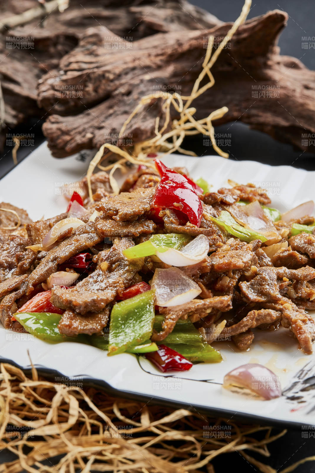 白瓷盤裝的京味熘肝尖