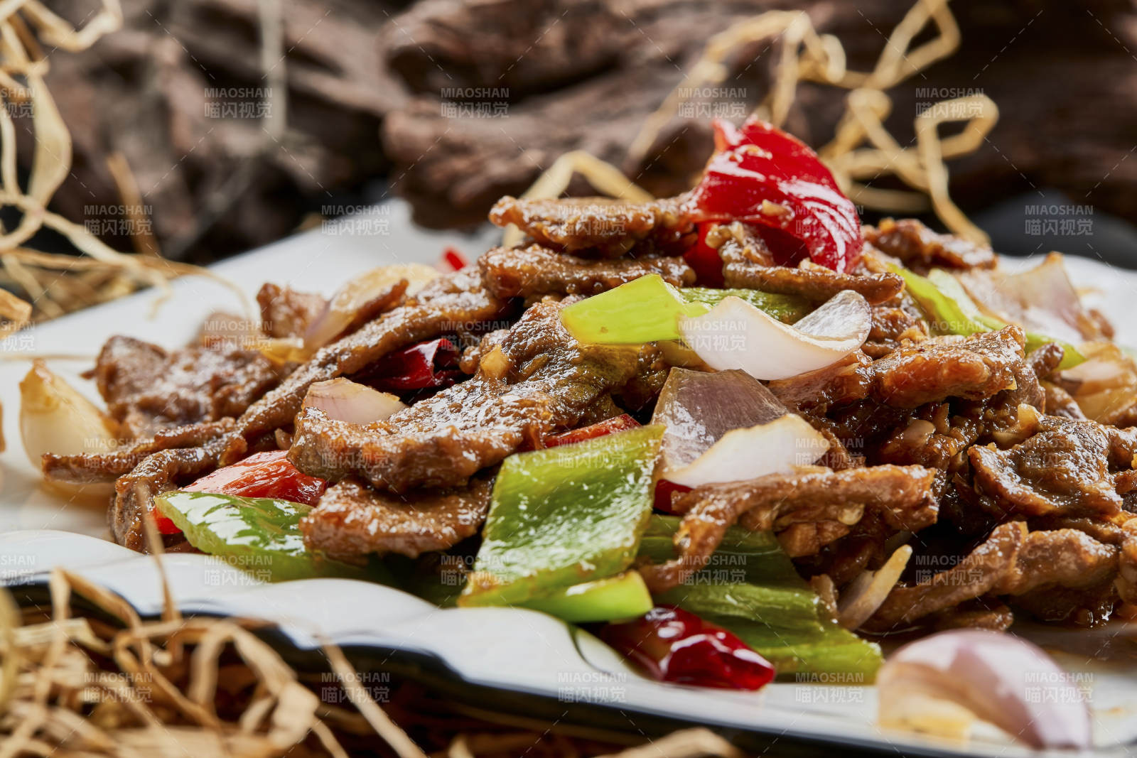 白瓷盤裝的京味熘肝尖