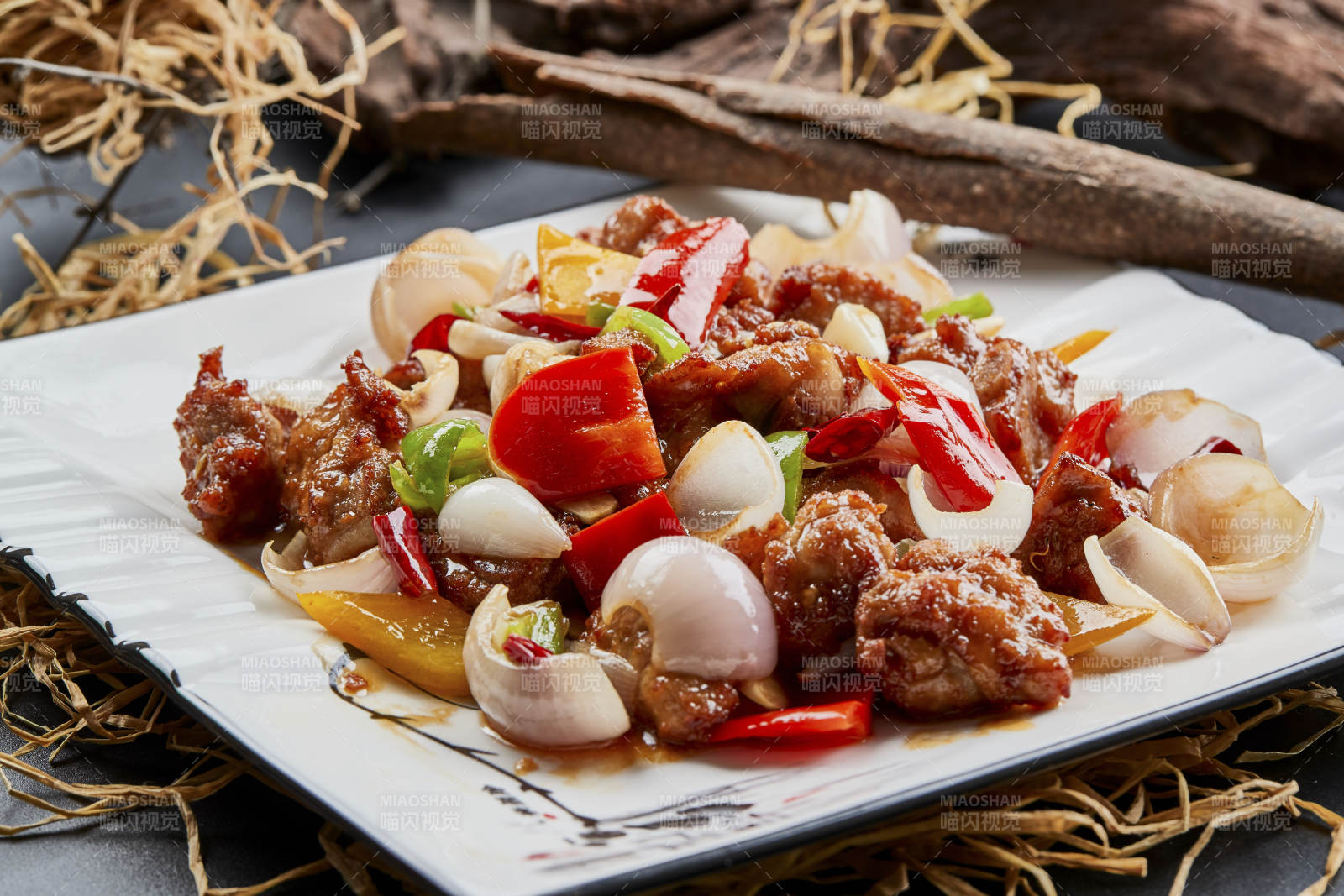 白色瓷盘装的彩椒洋葱猪小排
