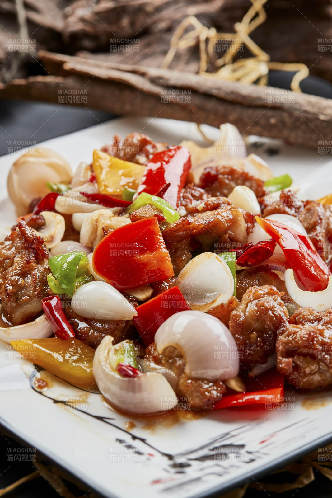 白色瓷盘装的彩椒洋葱猪小排