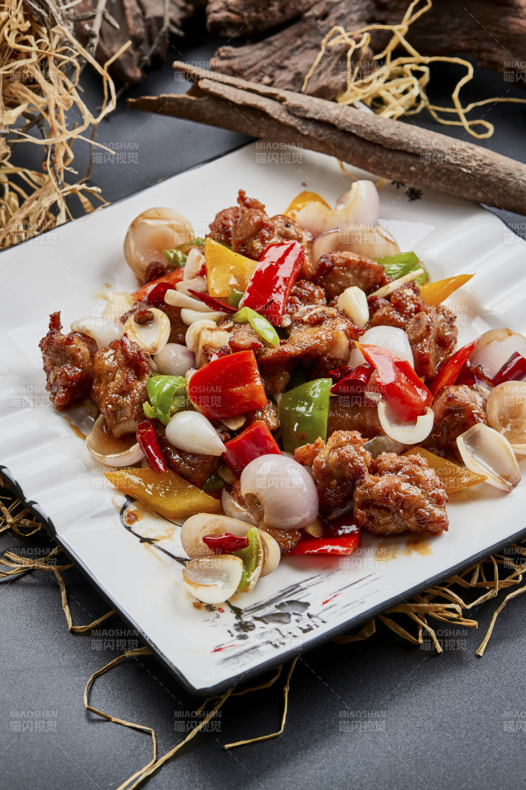 白色瓷盘装的彩椒洋葱猪小排