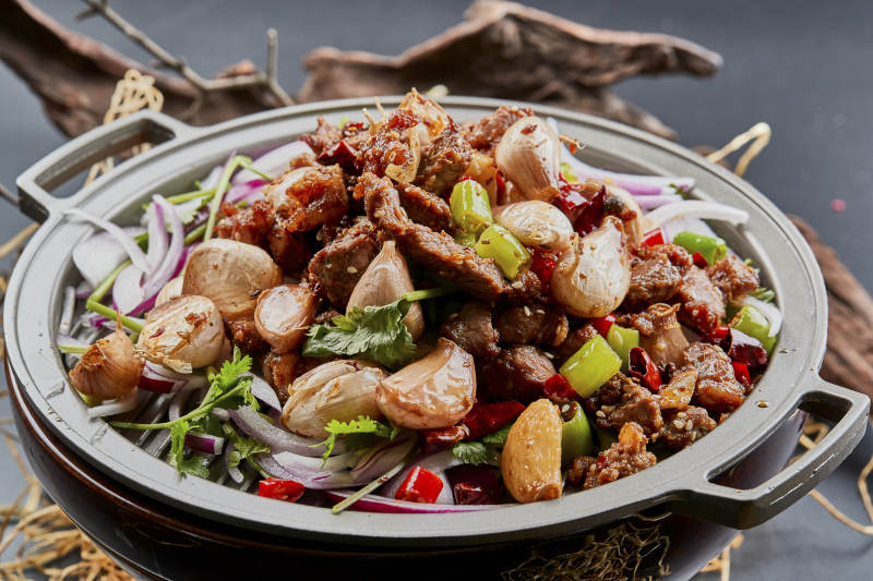 鐵板餐具裝的孜然毛蒜燒羊肉