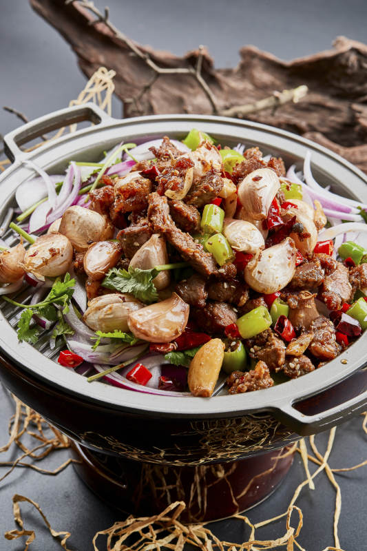 鐵板餐具裝的孜然毛蒜燒羊肉