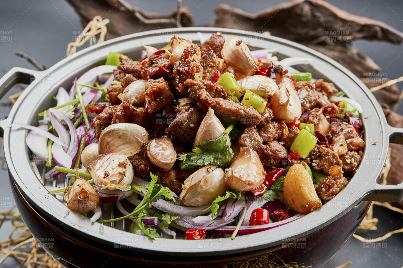 鐵板餐具裝的孜然毛蒜燒羊肉