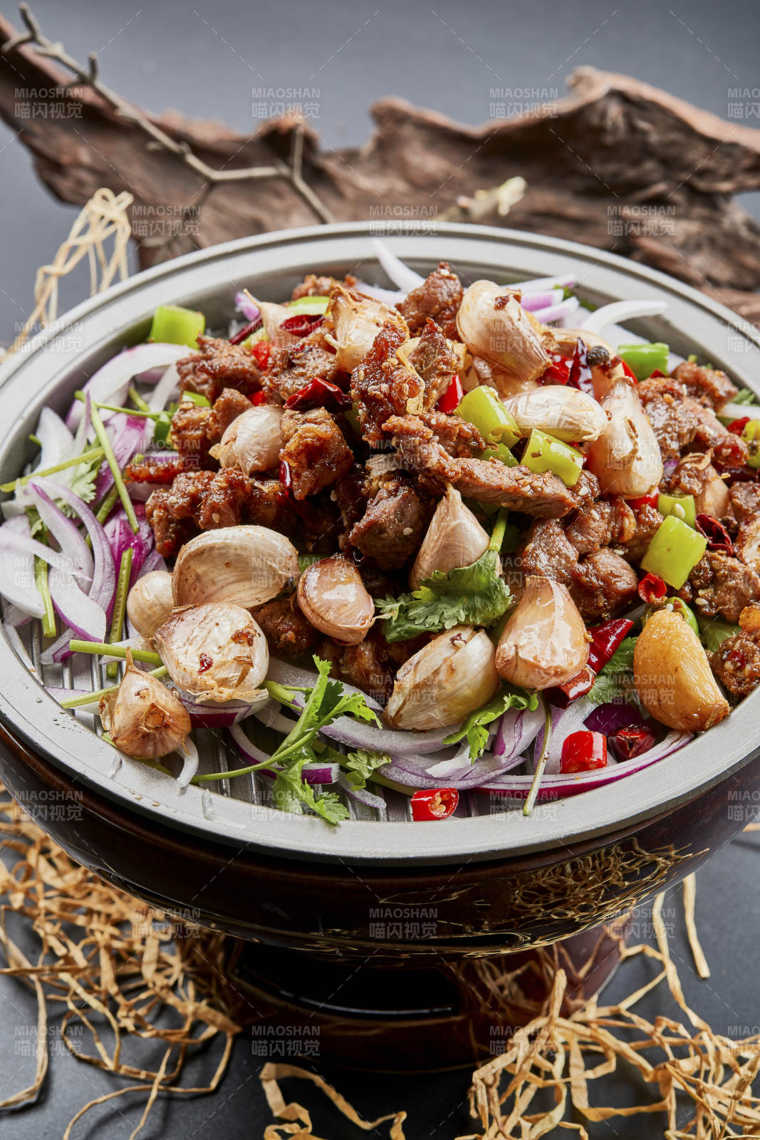 鐵板餐具裝的孜然毛蒜燒羊肉