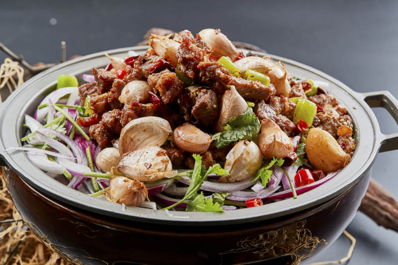 鐵板餐具裝的孜然毛蒜燒羊肉