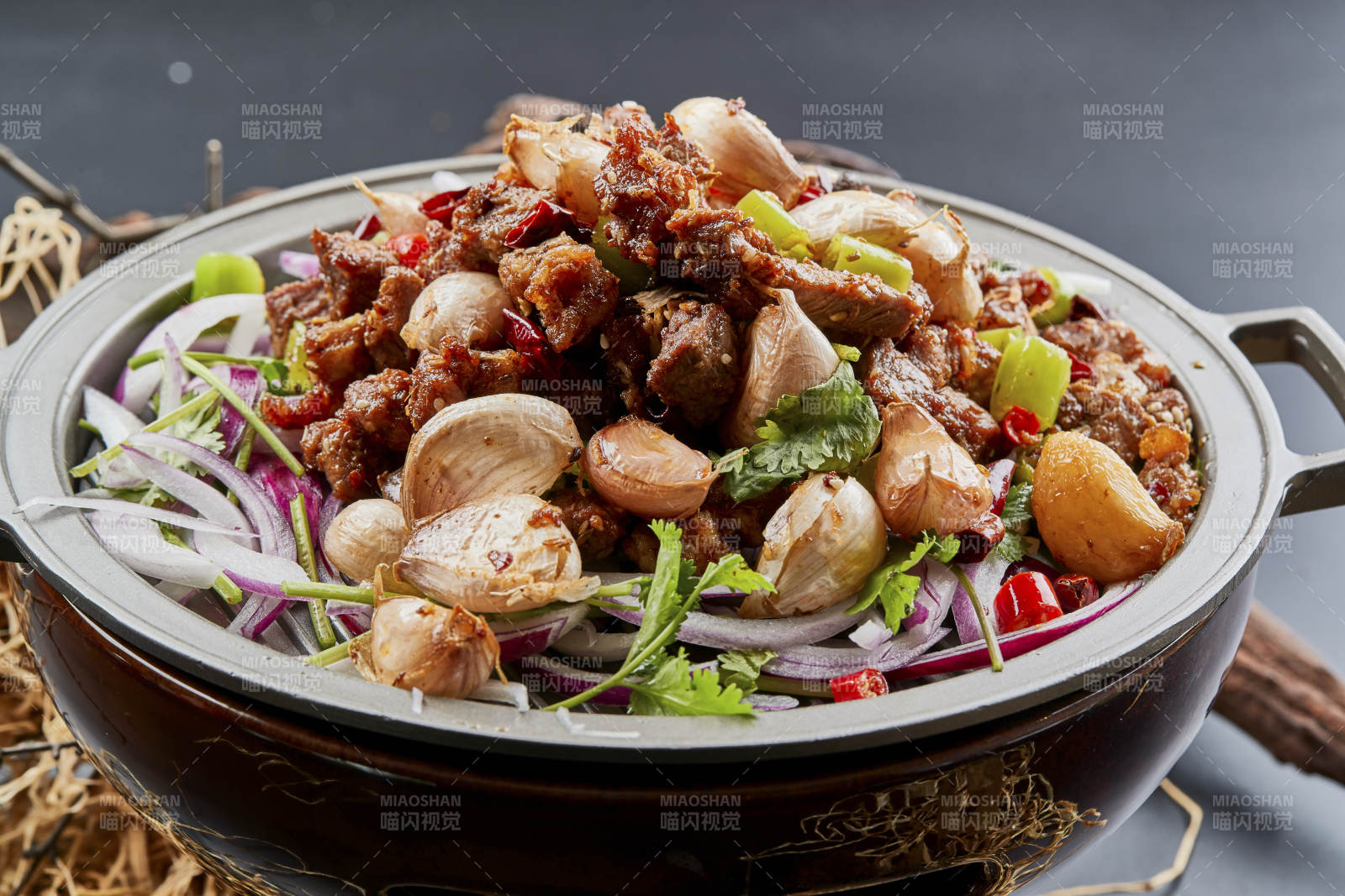 鐵板餐具裝的孜然毛蒜燒羊肉