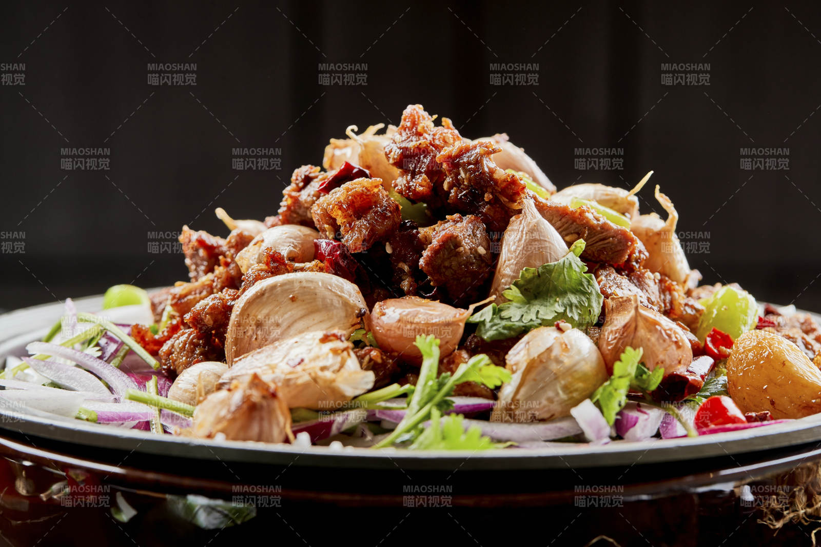 鐵板餐具裝的孜然毛蒜燒羊肉