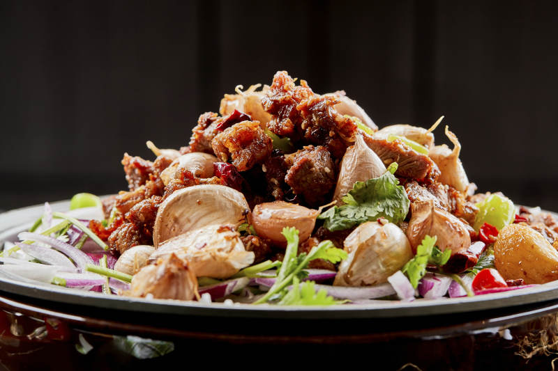 鐵板餐具裝的孜然毛蒜燒羊肉