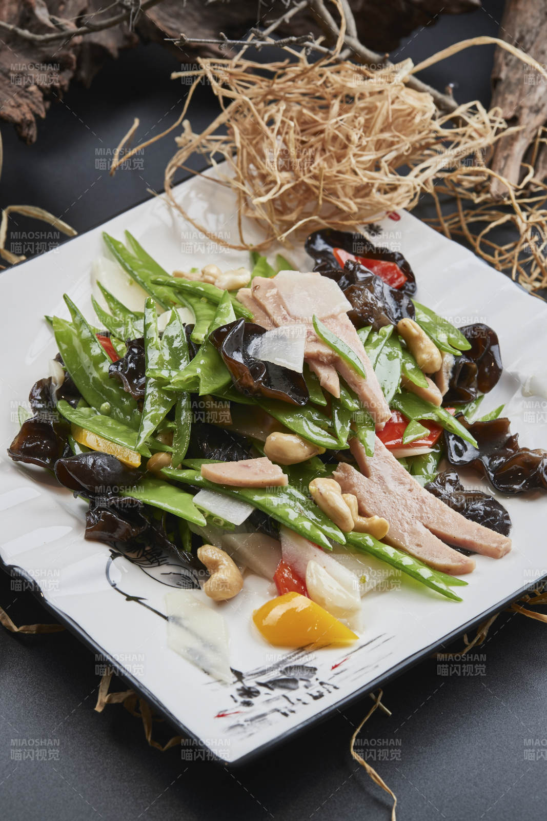 白瓷盤裝的粵菜荷塘月色