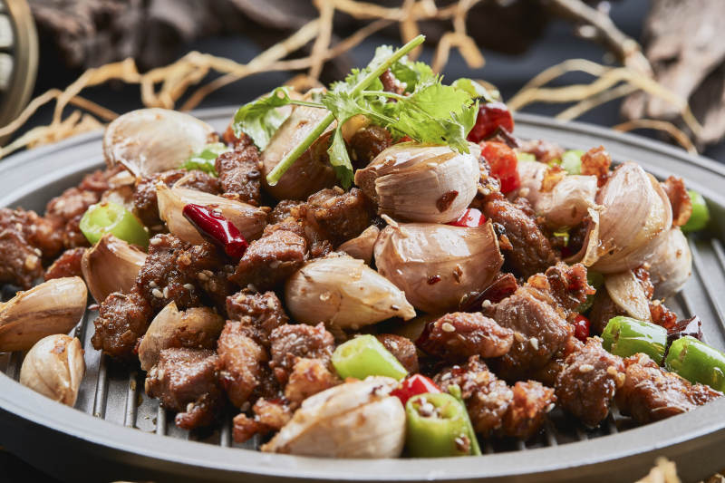 鐵板餐具裝的孜然毛蒜燒羊肉