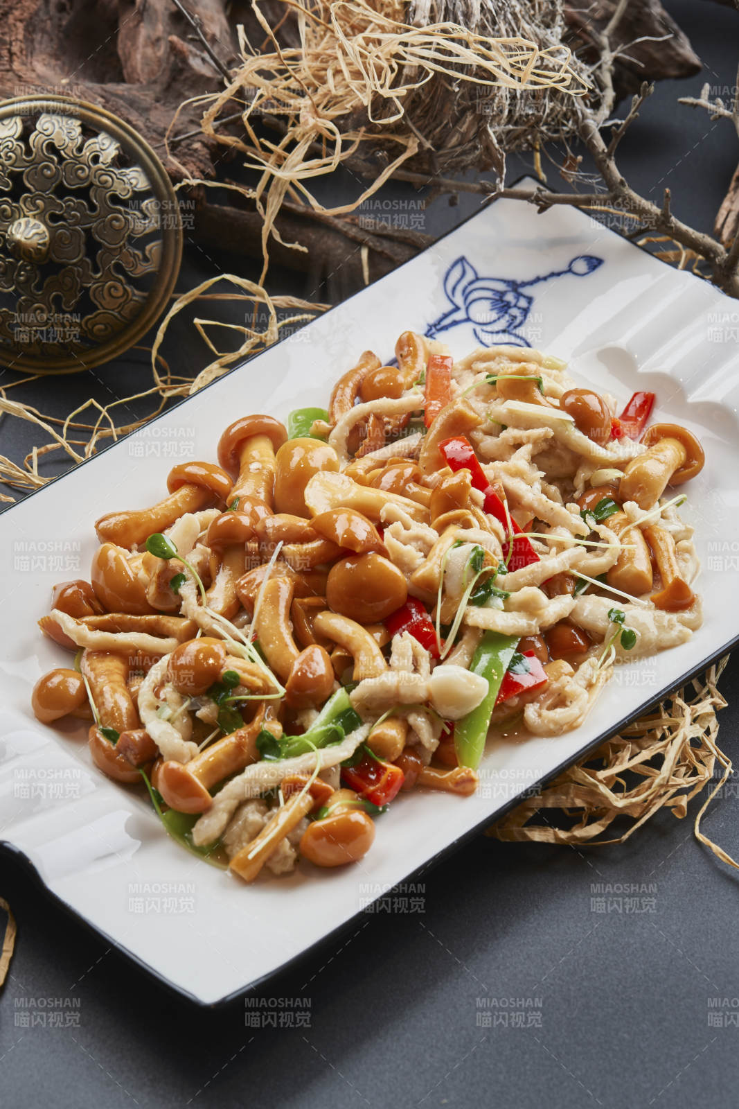 长白瓷盘装的鸡丝豆苗小炒海鲜菇