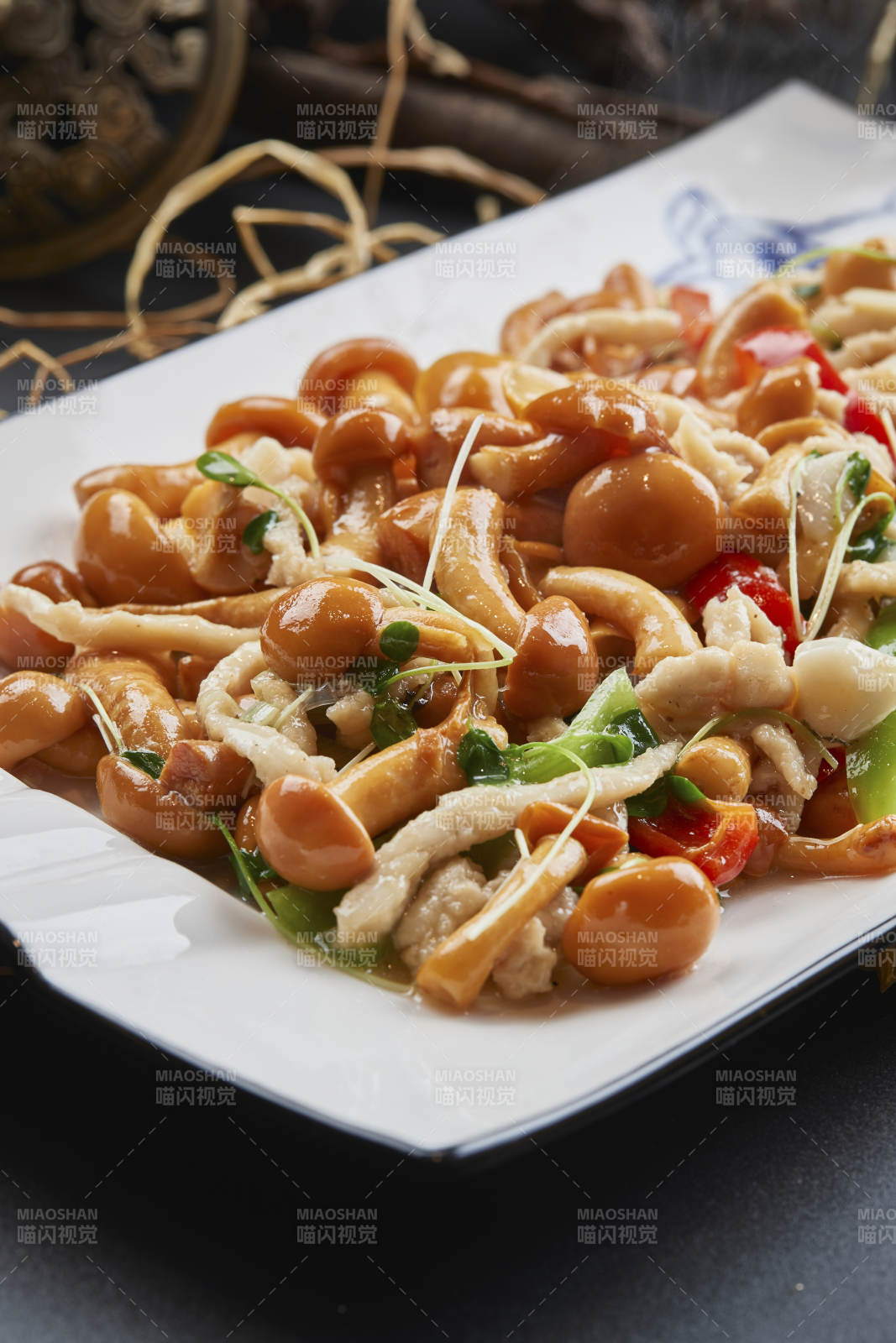 長白瓷盤裝的雞絲豆苗小炒海鮮菇