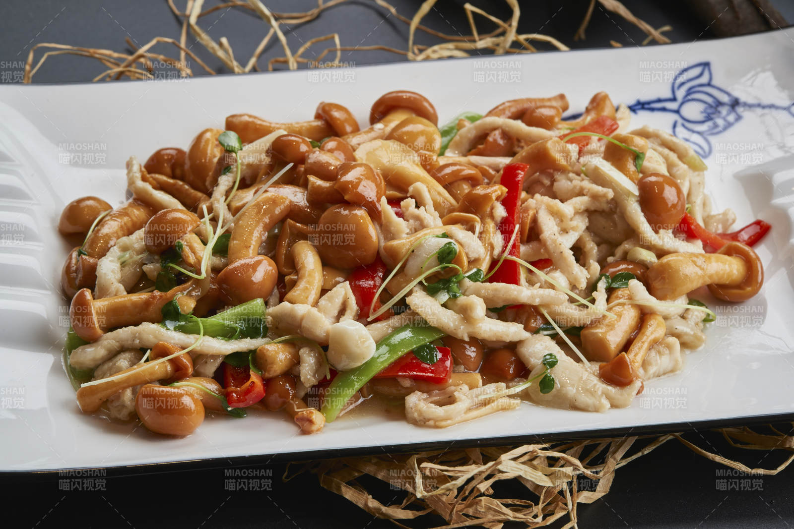 長白瓷盤裝的雞絲豆苗小炒海鮮菇