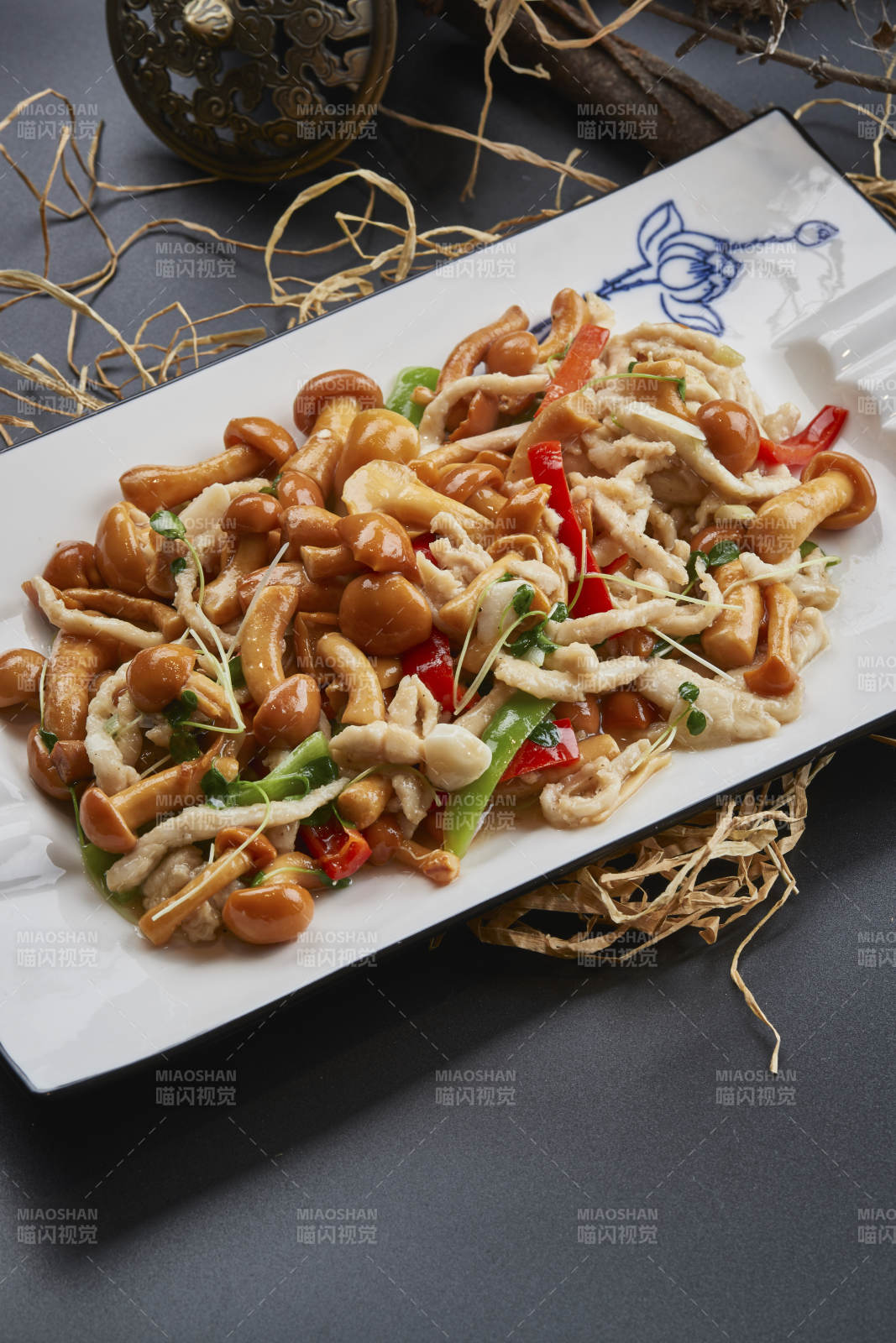 長白瓷盤裝的雞絲豆苗小炒海鮮菇