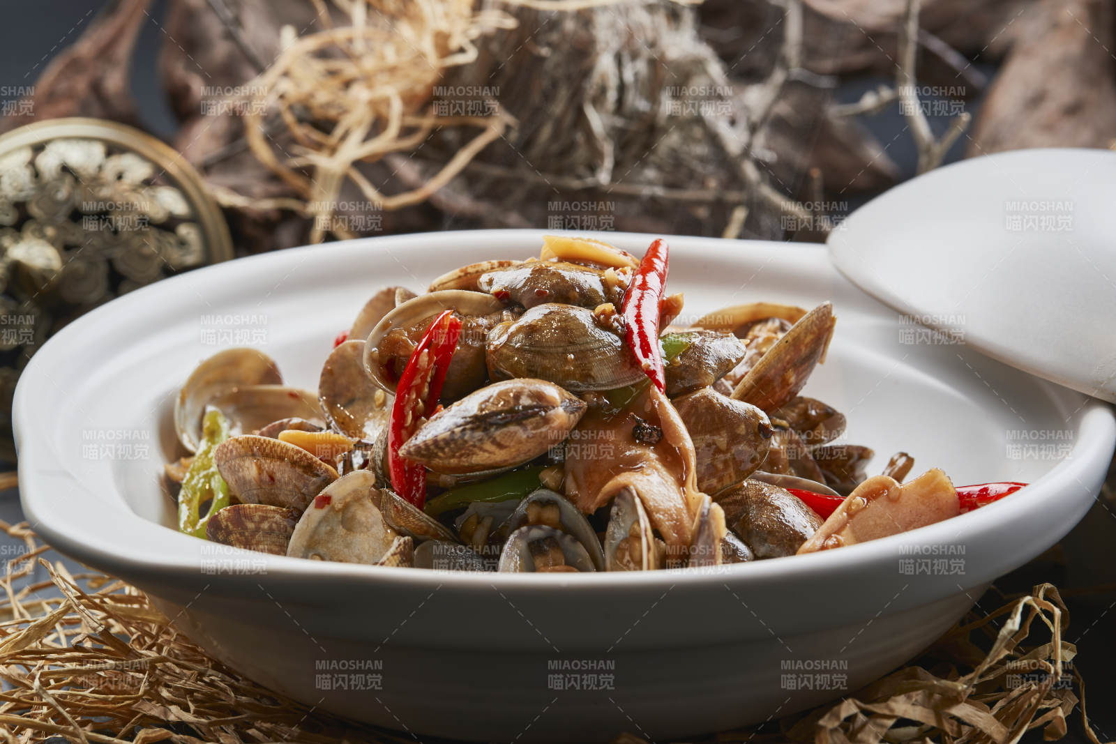 白色砂鍋裝的辣椒煲花蛤