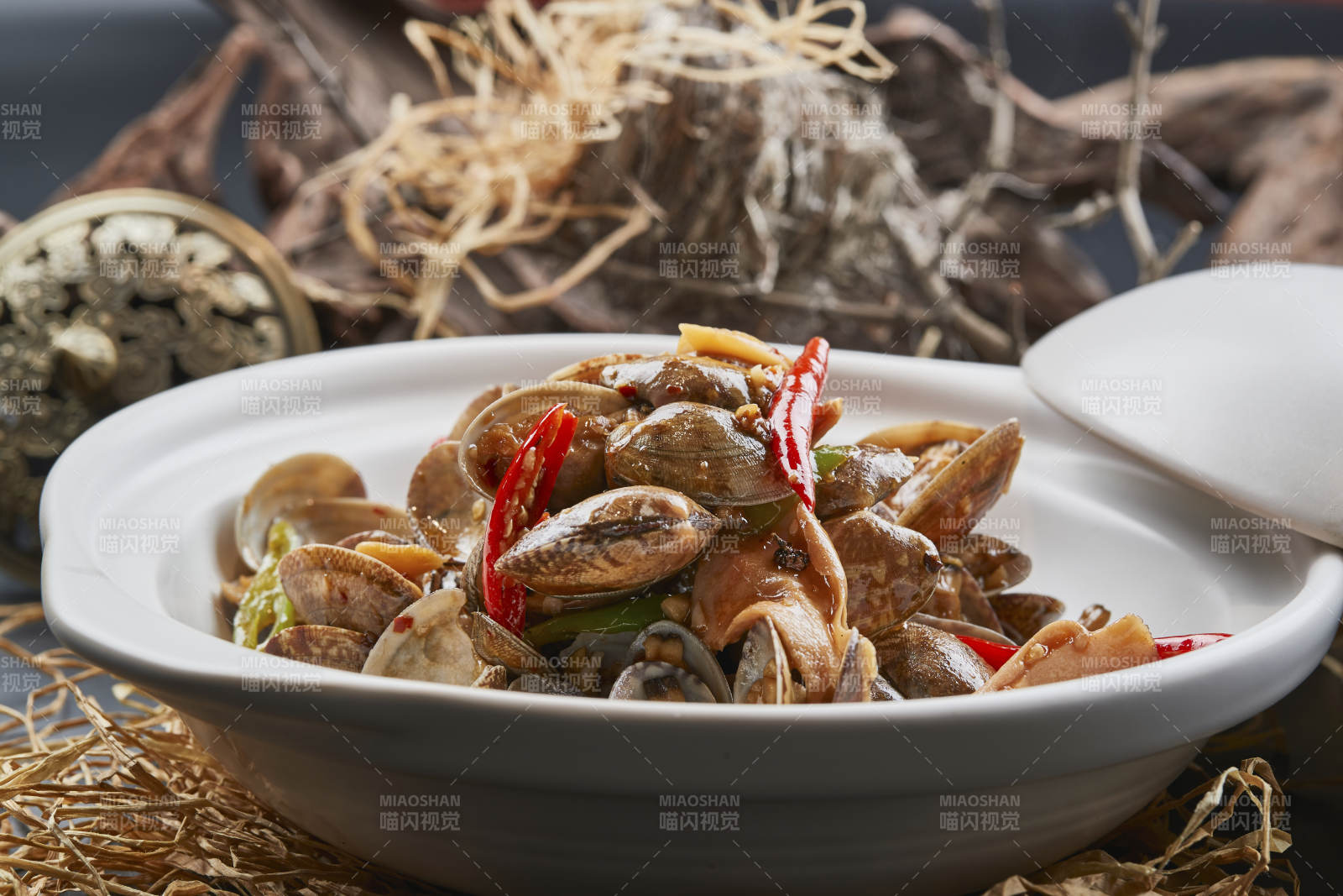 白色砂鍋裝的辣椒煲花蛤