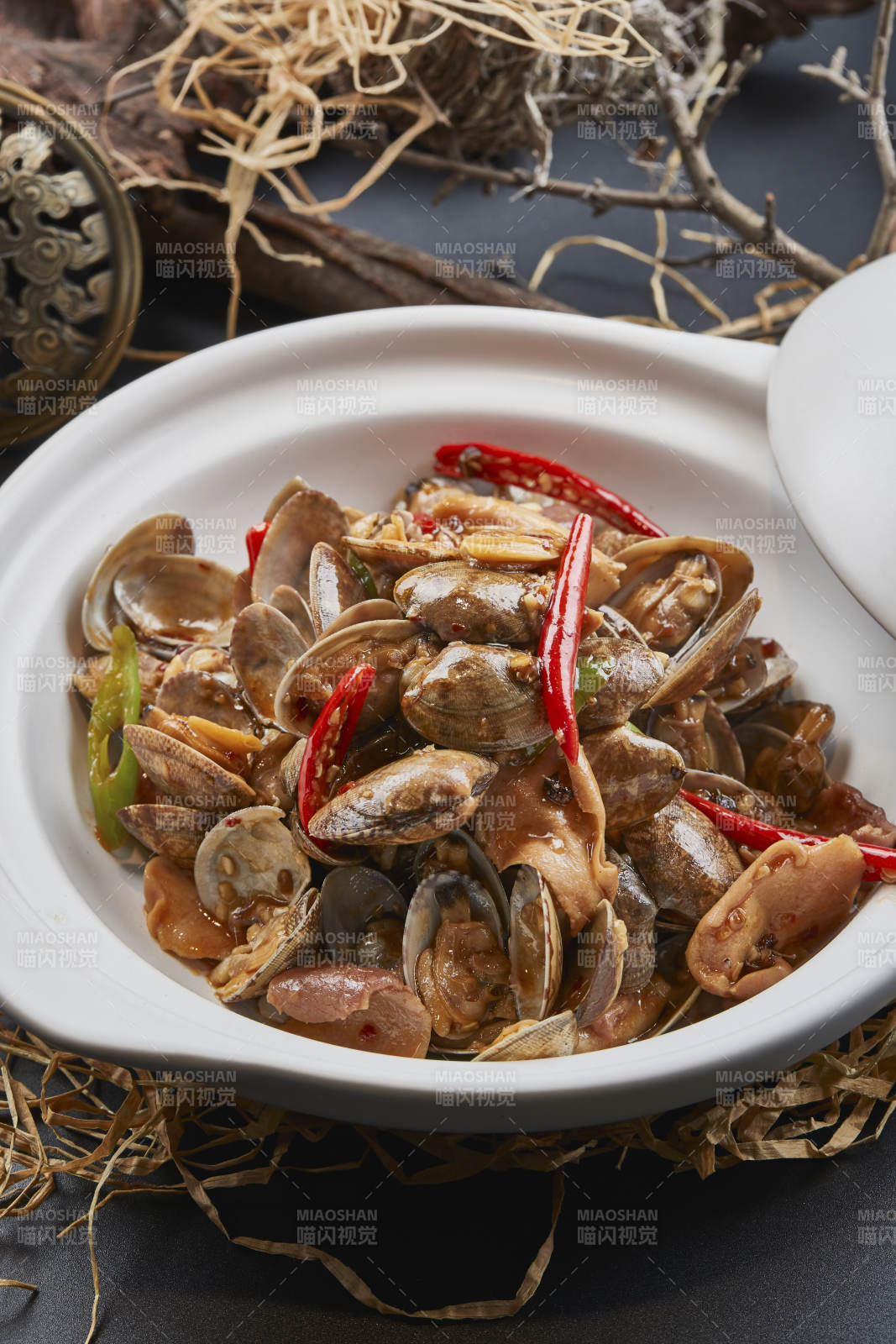 白色砂鍋裝的辣椒煲花蛤