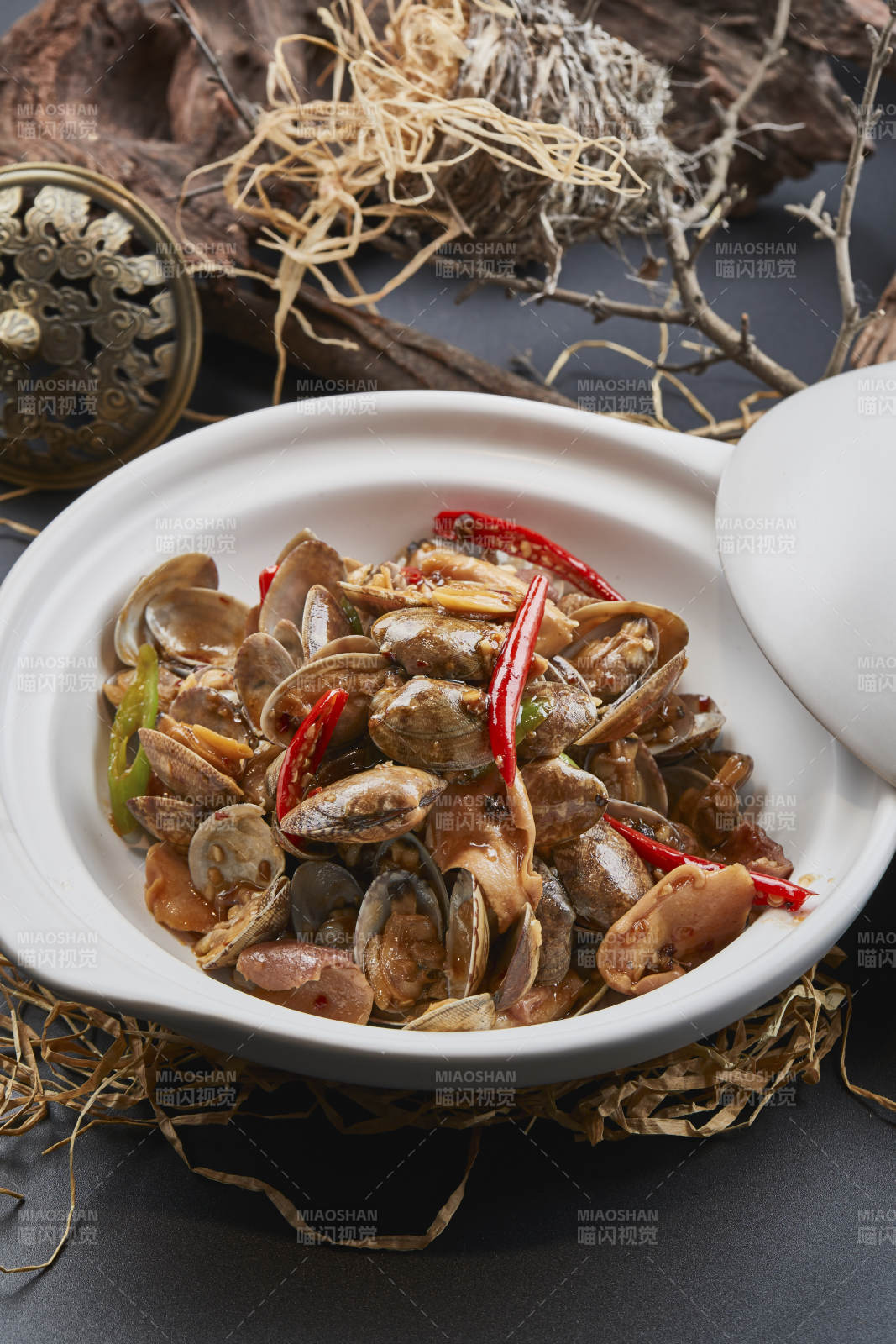 白色砂鍋裝的辣椒煲花蛤