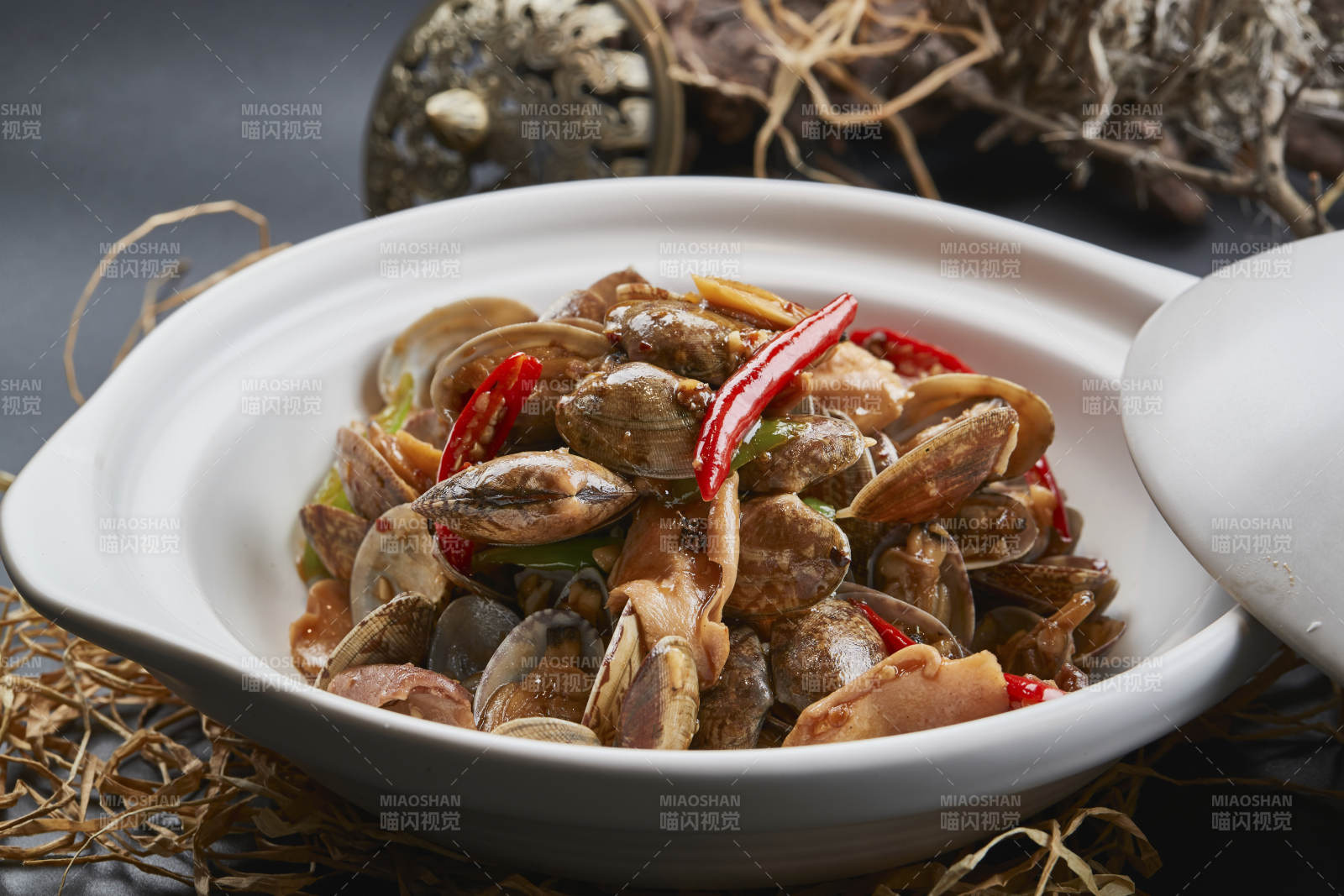 白色砂鍋裝的辣椒煲花蛤