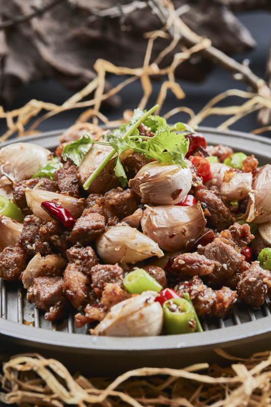 鐵板餐具裝的孜然毛蒜燒羊肉