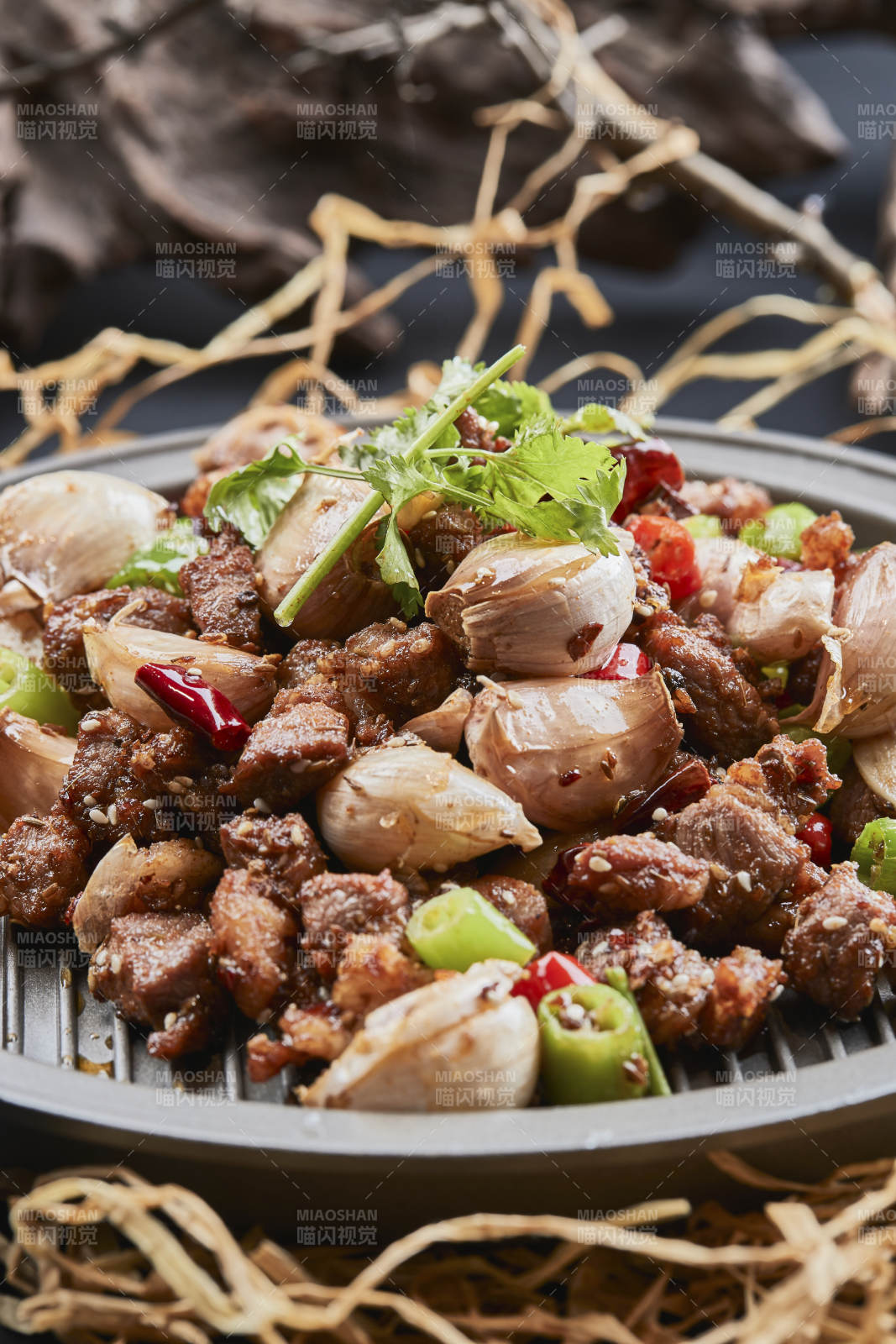 鐵板餐具裝的孜然毛蒜燒羊肉