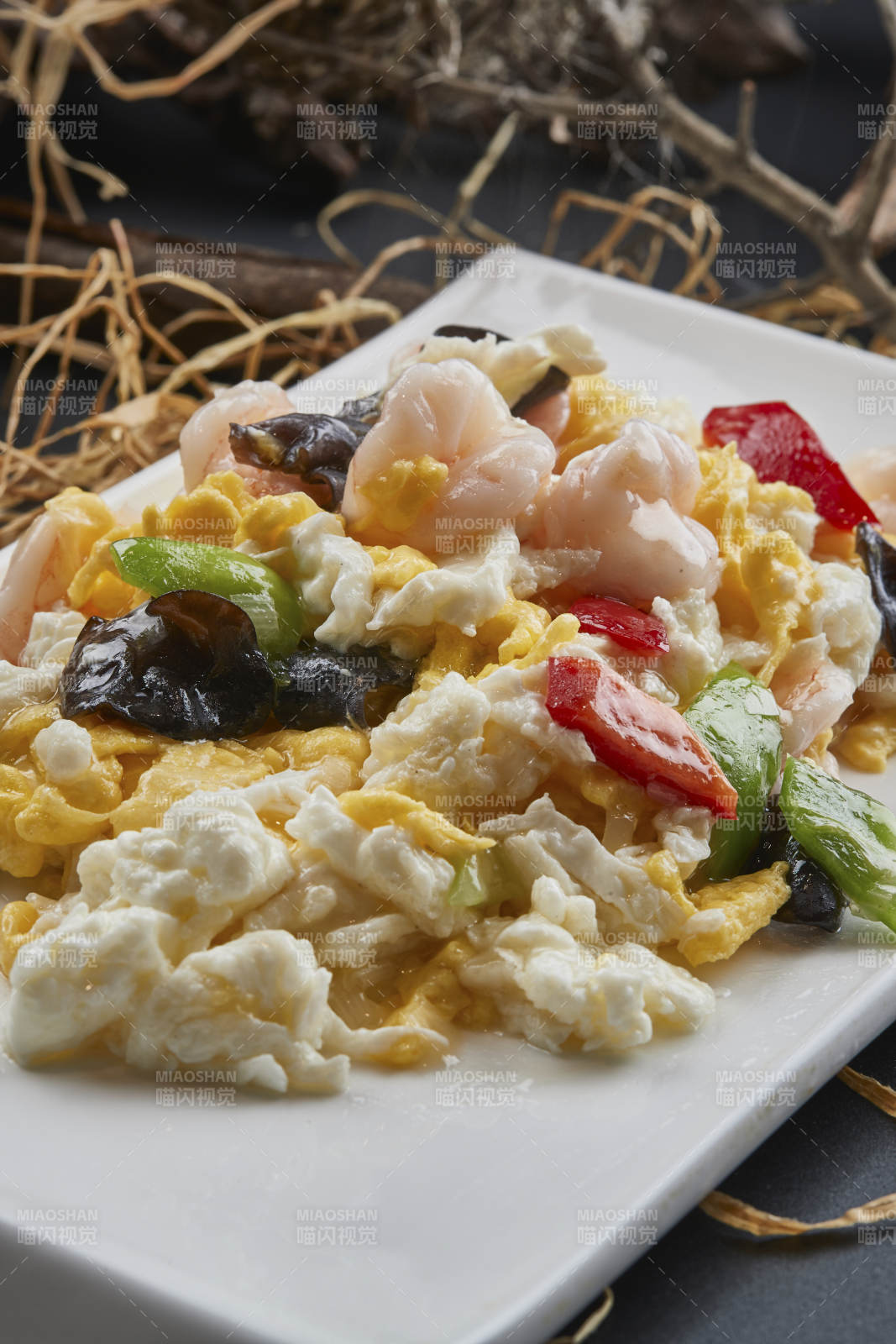 白瓷盤裝的芙蓉蛋青椒木耳炒蝦仁