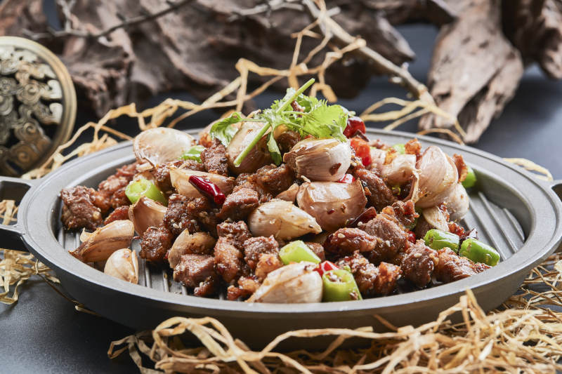 鐵板餐具裝的孜然毛蒜燒羊肉